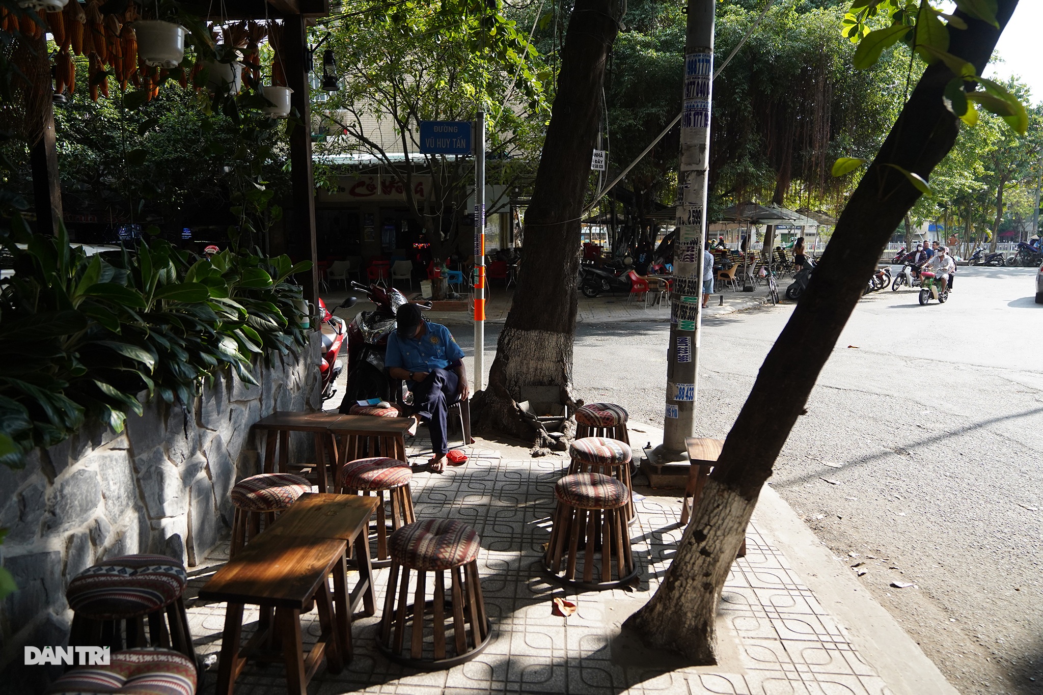 A Phu couple's coffee in the heart of Saigon - 2