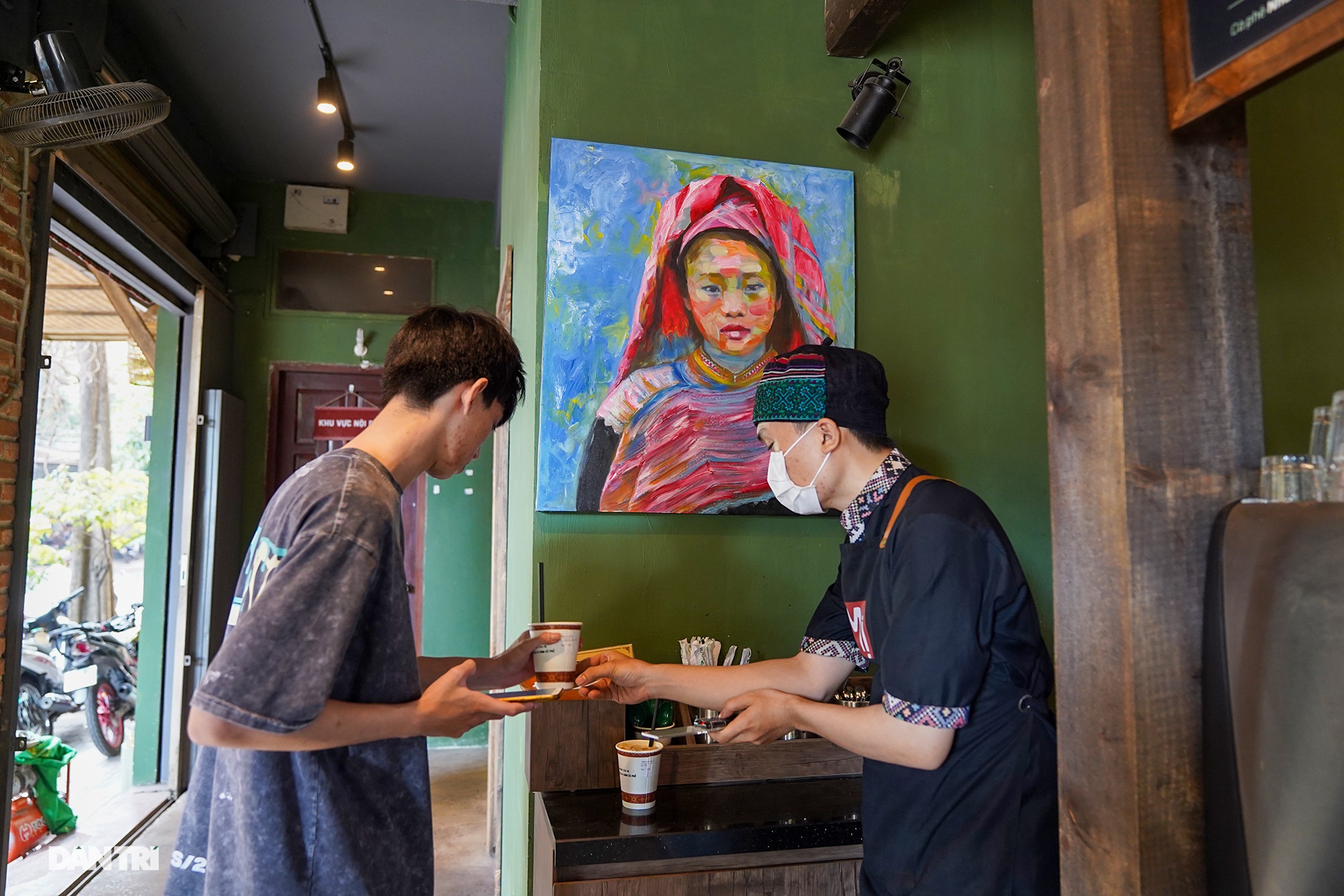 A Phu couple's coffee in the heart of Saigon - 7