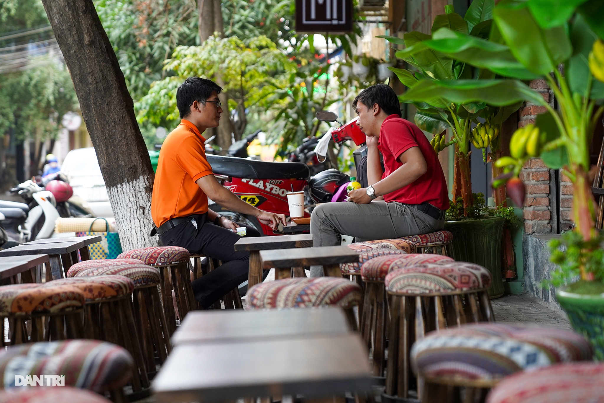 A Phu couple's coffee in the heart of Saigon - 8