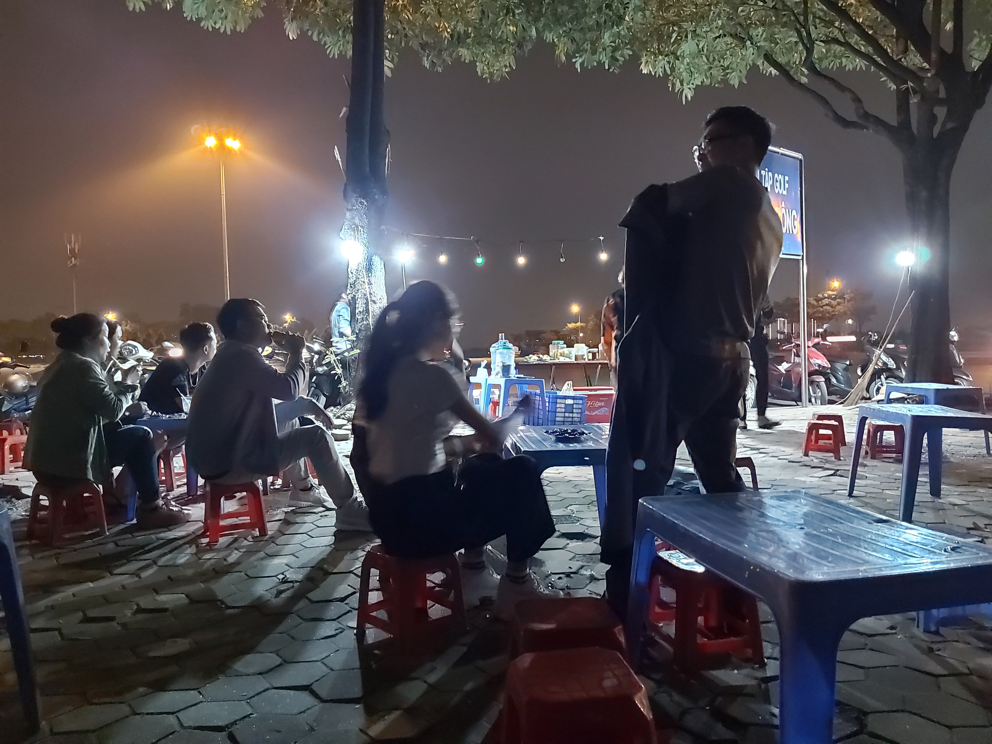 Karaoke lộ thiên trên vỉa hè tra tấn người Hà Nội - 4