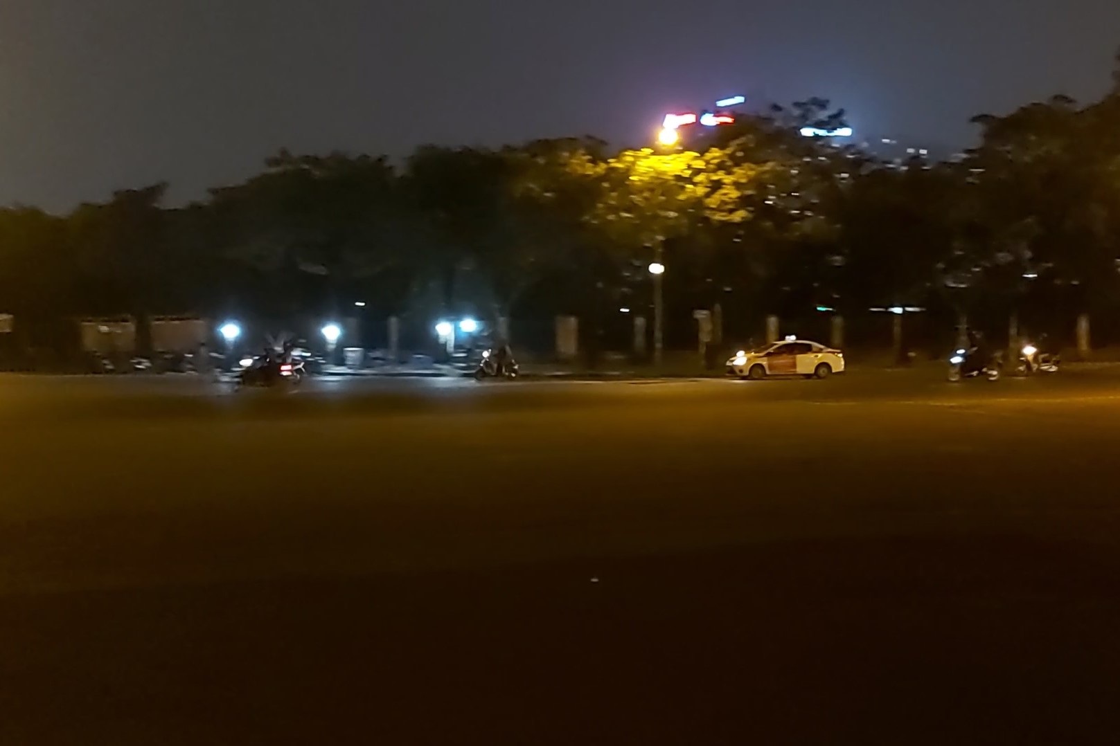 Karaoke lộ thiên trên vỉa hè tra tấn người Hà Nội - 5