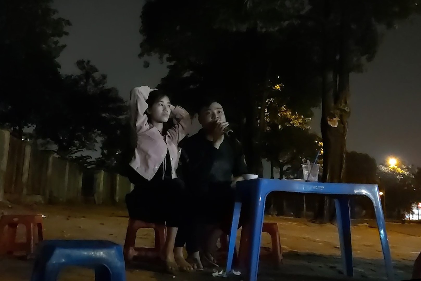 Karaoke lộ thiên trên vỉa hè tra tấn người Hà Nội - 6