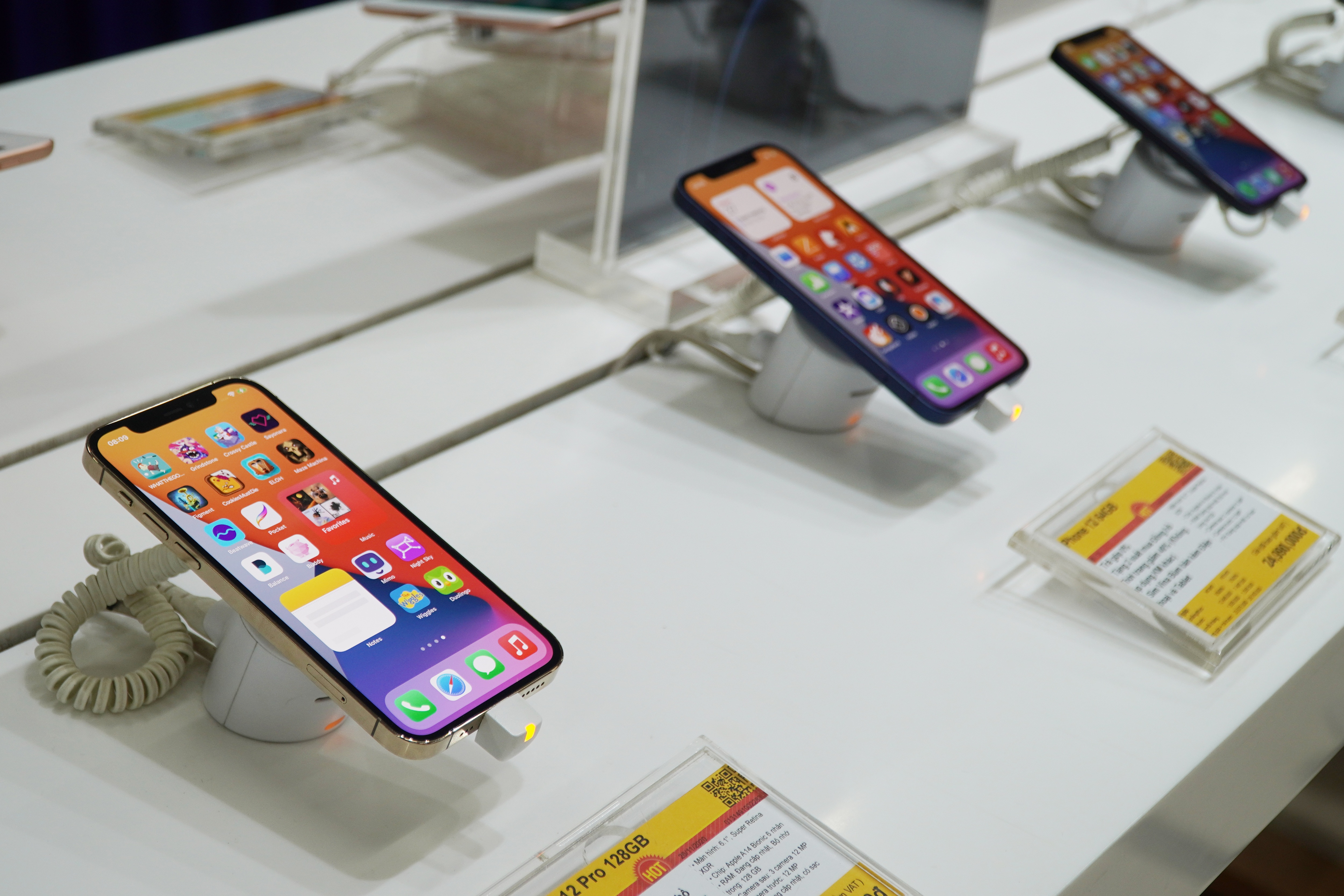 iPhone 12 Pro, 12 Pro Max đồng loạt giảm giá, vẫn khan hàng ở Việt Nam