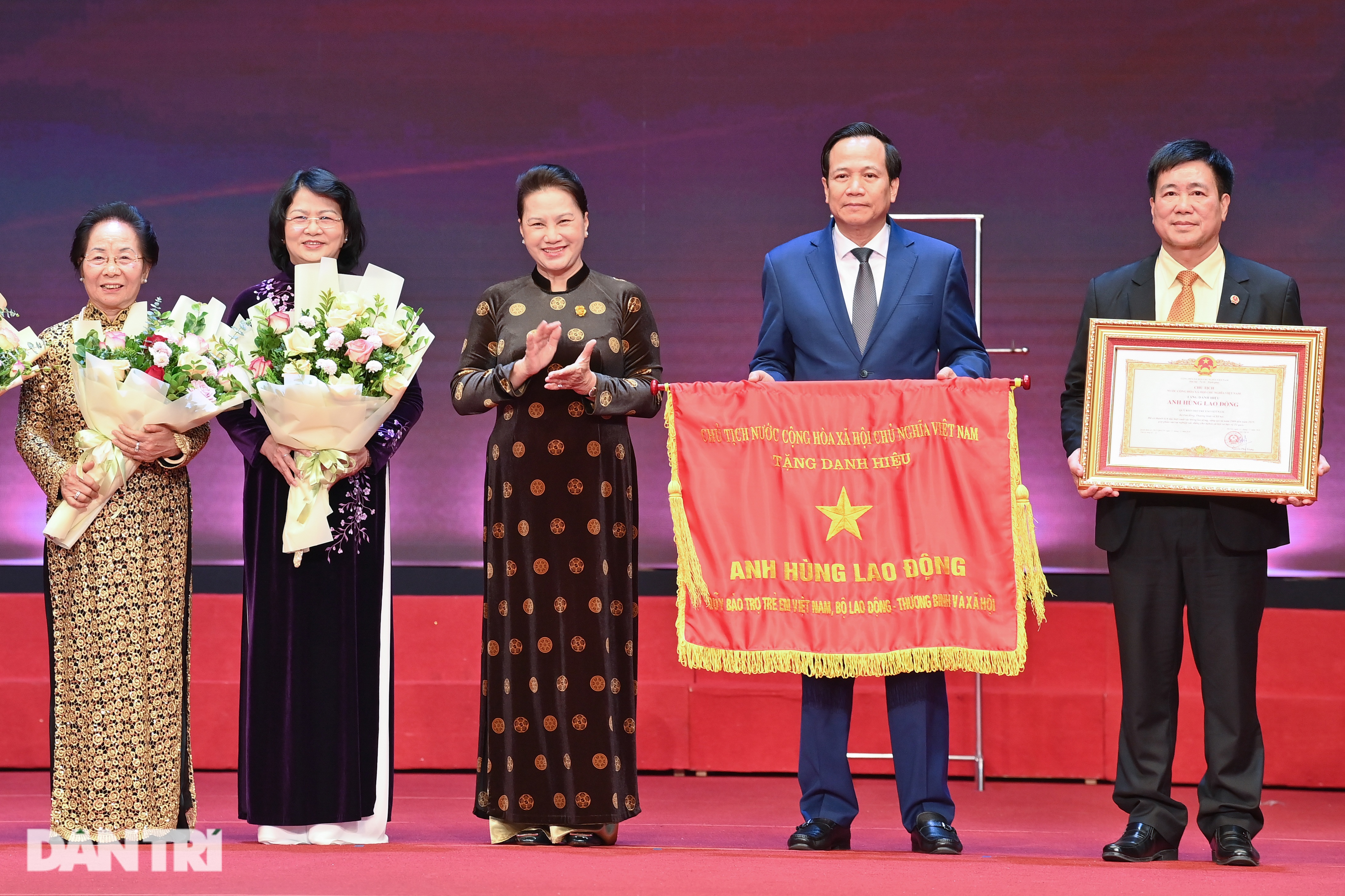Tôn vinh những ông Bụt, bà Tiên giữa đời thường - 25 Tôn vinh những ông Bụt, bà Tiên giữa đời thường - 25