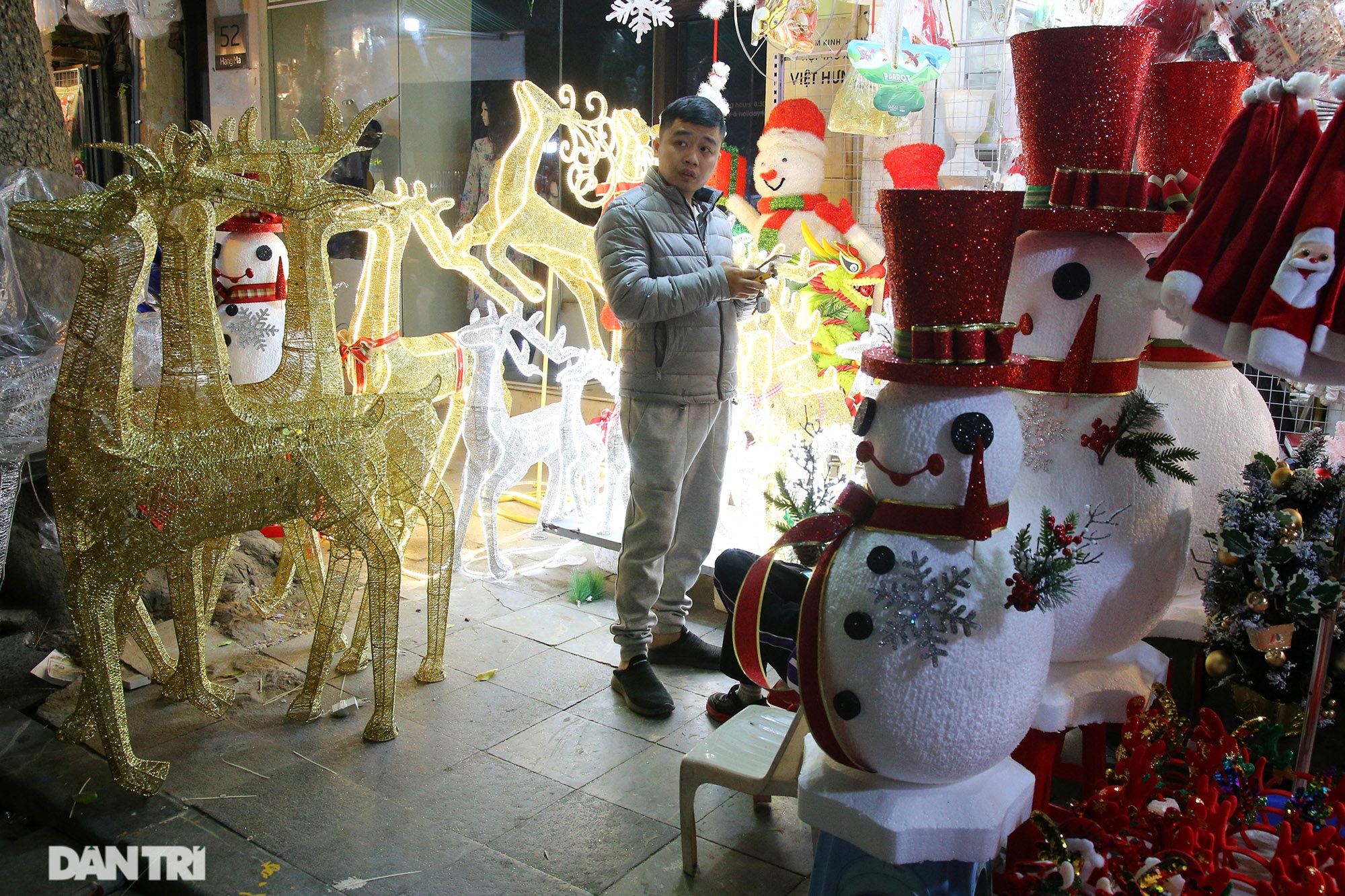 Không khí Noel sớm rộn ràng trên khắp nẻo phố phường Hà Nội - 10 Không khí Noel sớm rộn ràng trên khắp nẻo phố phường Hà Nội - 10