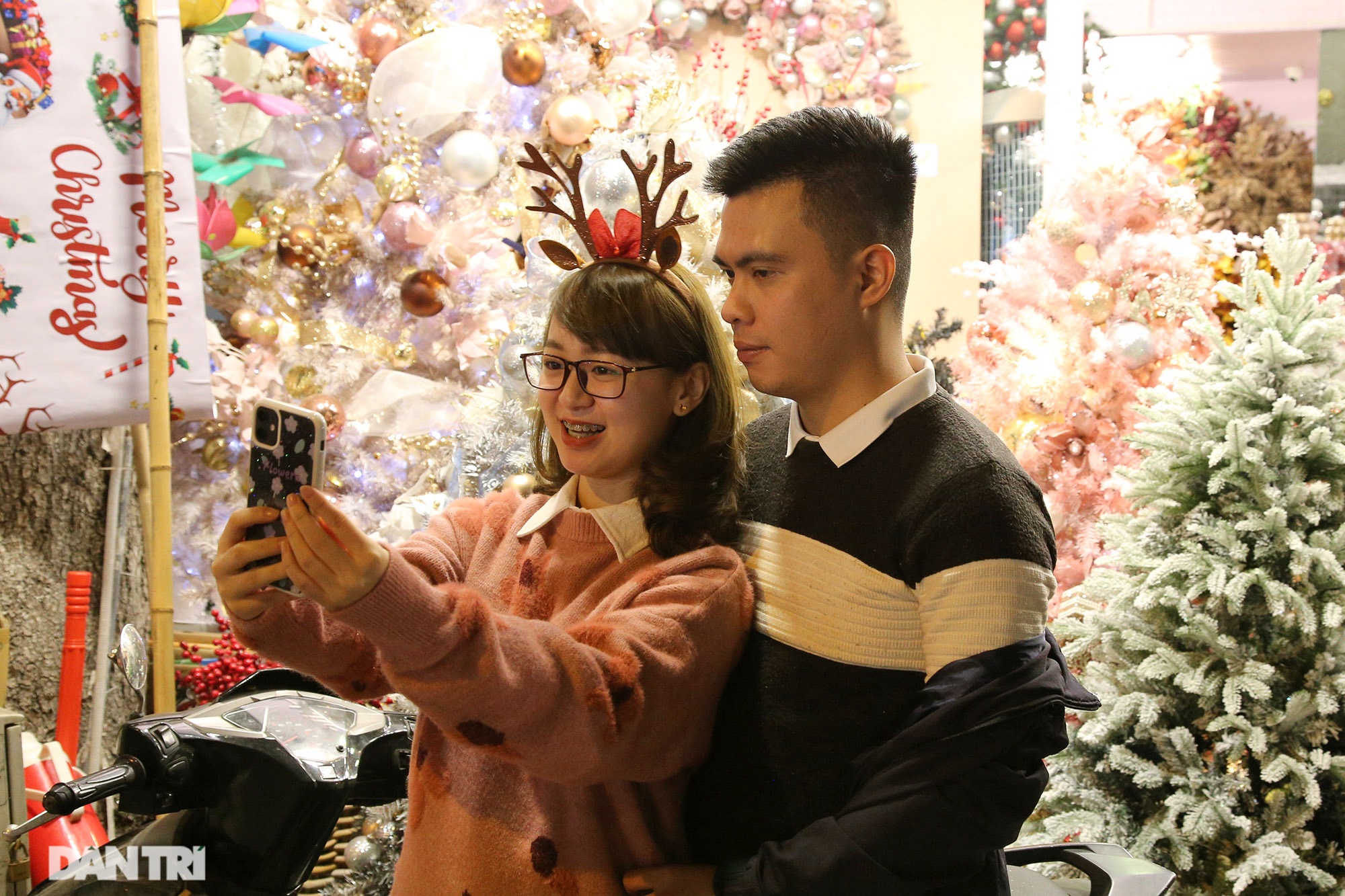 Không khí Noel sớm rộn ràng trên khắp nẻo phố phường Hà Nội - 12 Không khí Noel sớm rộn ràng trên khắp nẻo phố phường Hà Nội - 12