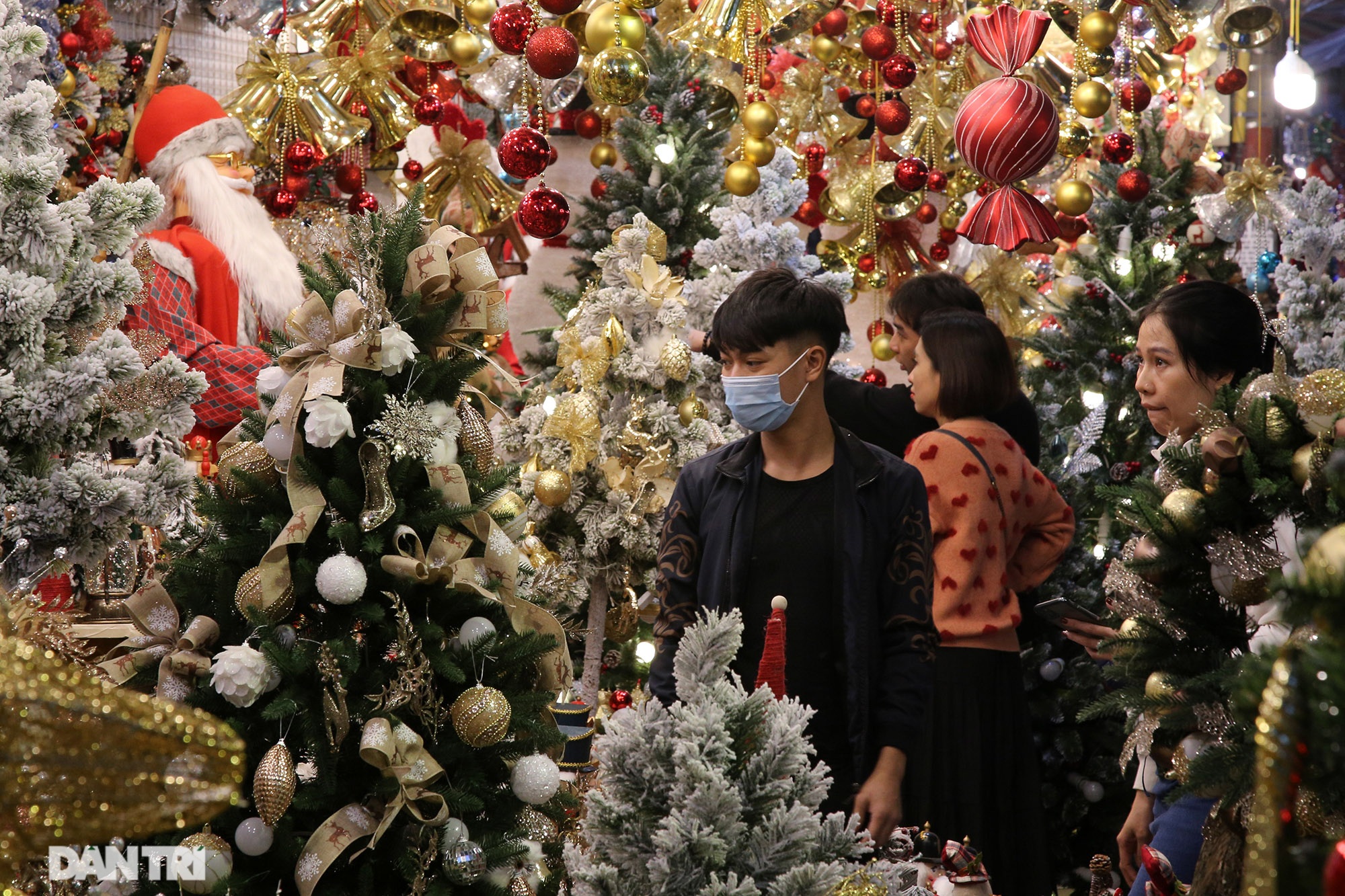Không khí Noel sớm rộn ràng trên khắp nẻo phố phường Hà Nội - 14 Không khí Noel sớm rộn ràng trên khắp nẻo phố phường Hà Nội - 14