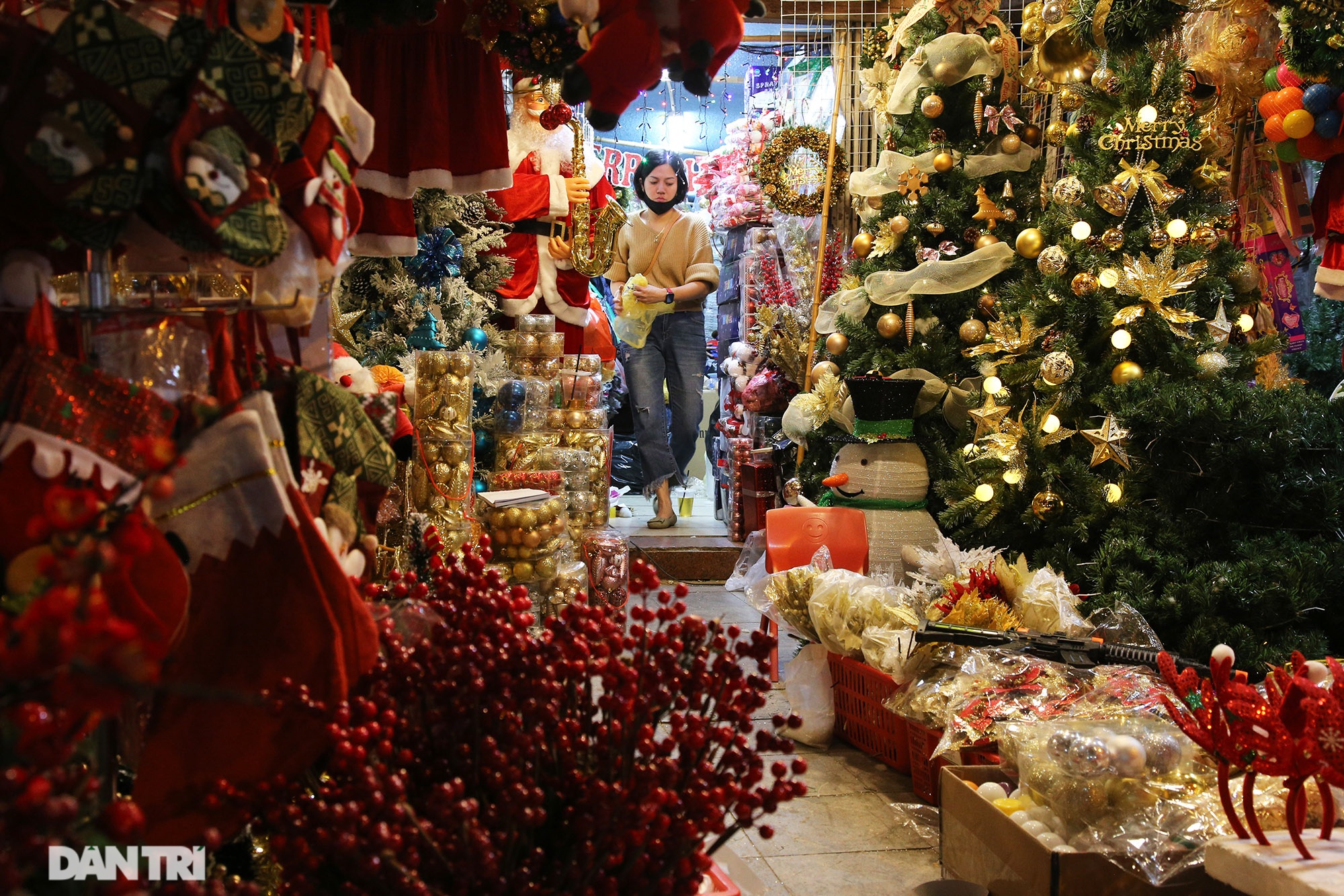 Không khí Noel sớm rộn ràng trên khắp nẻo phố phường Hà Nội - 4 Không khí Noel sớm rộn ràng trên khắp nẻo phố phường Hà Nội - 4