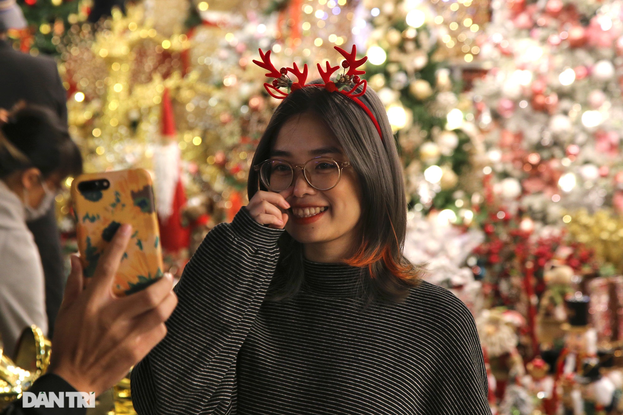 Không khí Noel sớm rộn ràng trên khắp nẻo phố phường Hà Nội - 8 Không khí Noel sớm rộn ràng trên khắp nẻo phố phường Hà Nội - 8