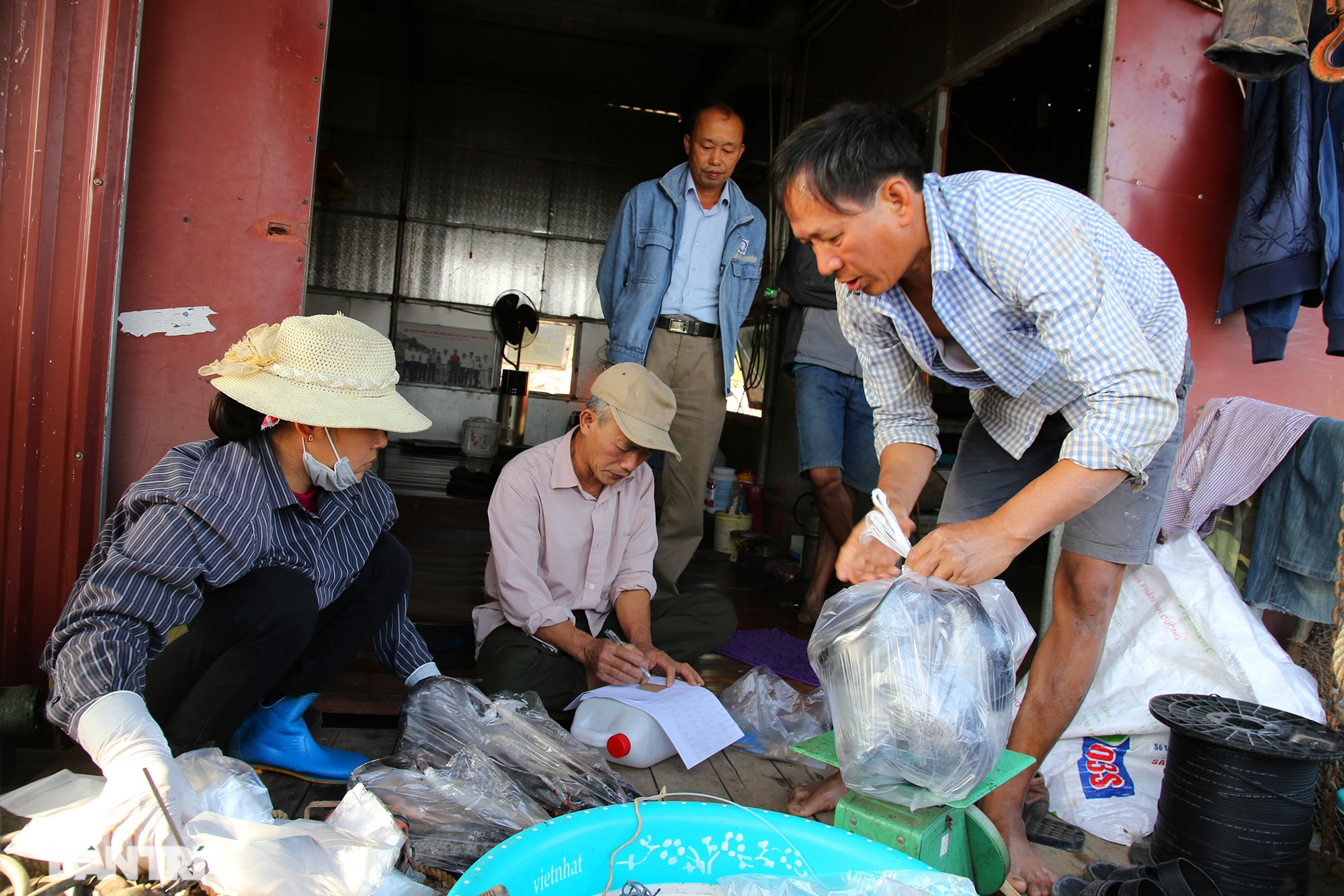 Sông Đà cạn trơ đáy, nông dân hối hả bơm cát cứu cá - 11