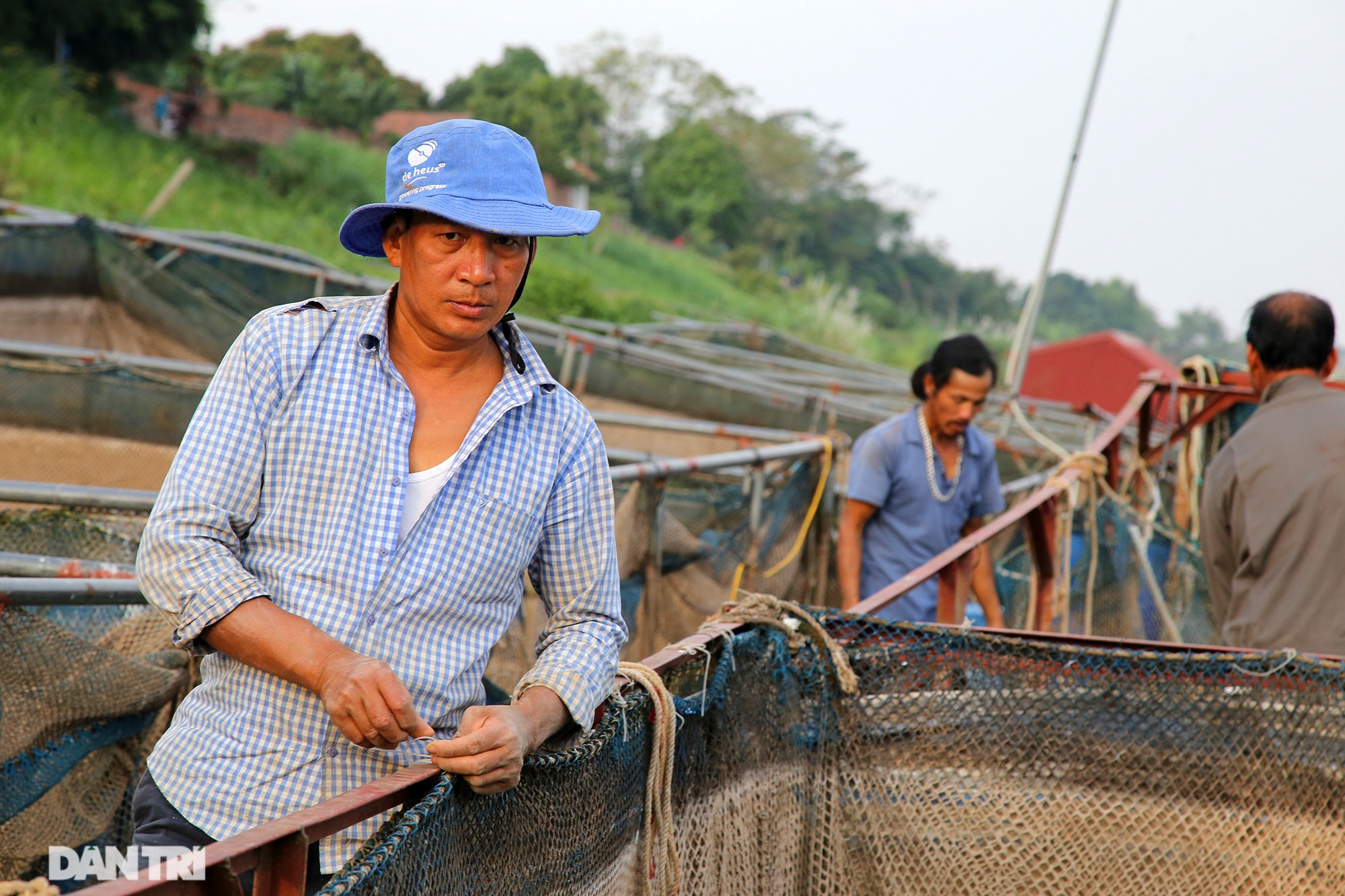 Sông Đà cạn trơ đáy, nông dân hối hả bơm cát cứu cá - 13