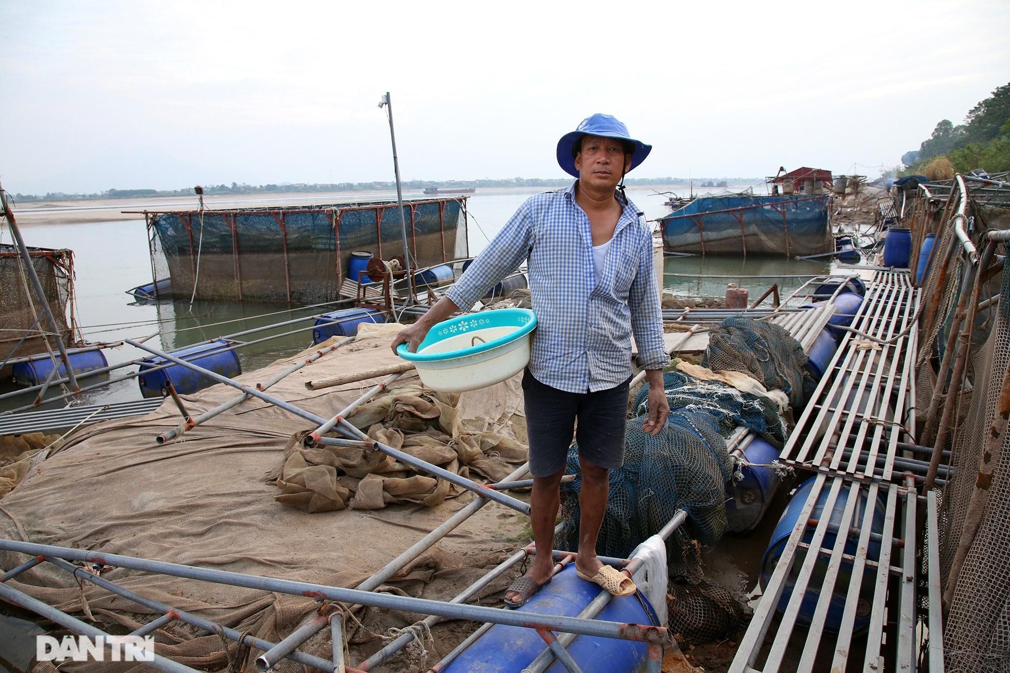 Sông Đà cạn trơ đáy, nông dân hối hả bơm cát cứu cá - 7