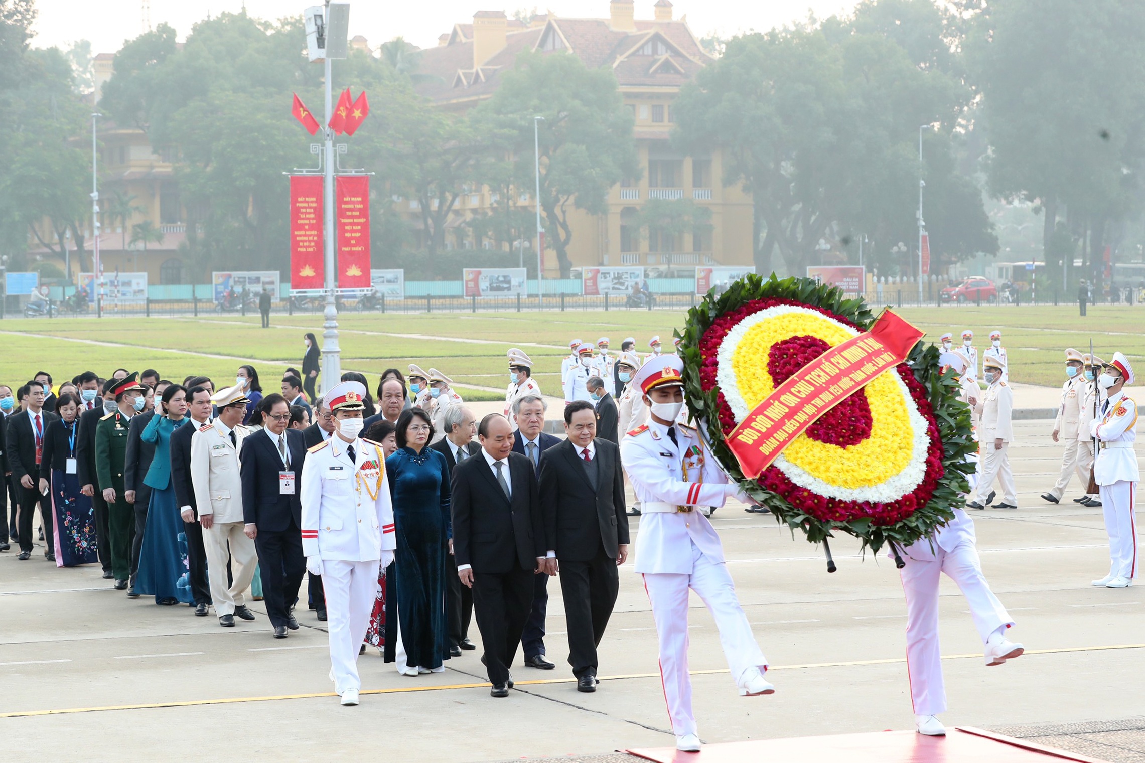 Đại biểu ĐH thi đua yêu nước toàn quốc vào Lăng viếng Chủ tịch Hồ Chí Minh - 1