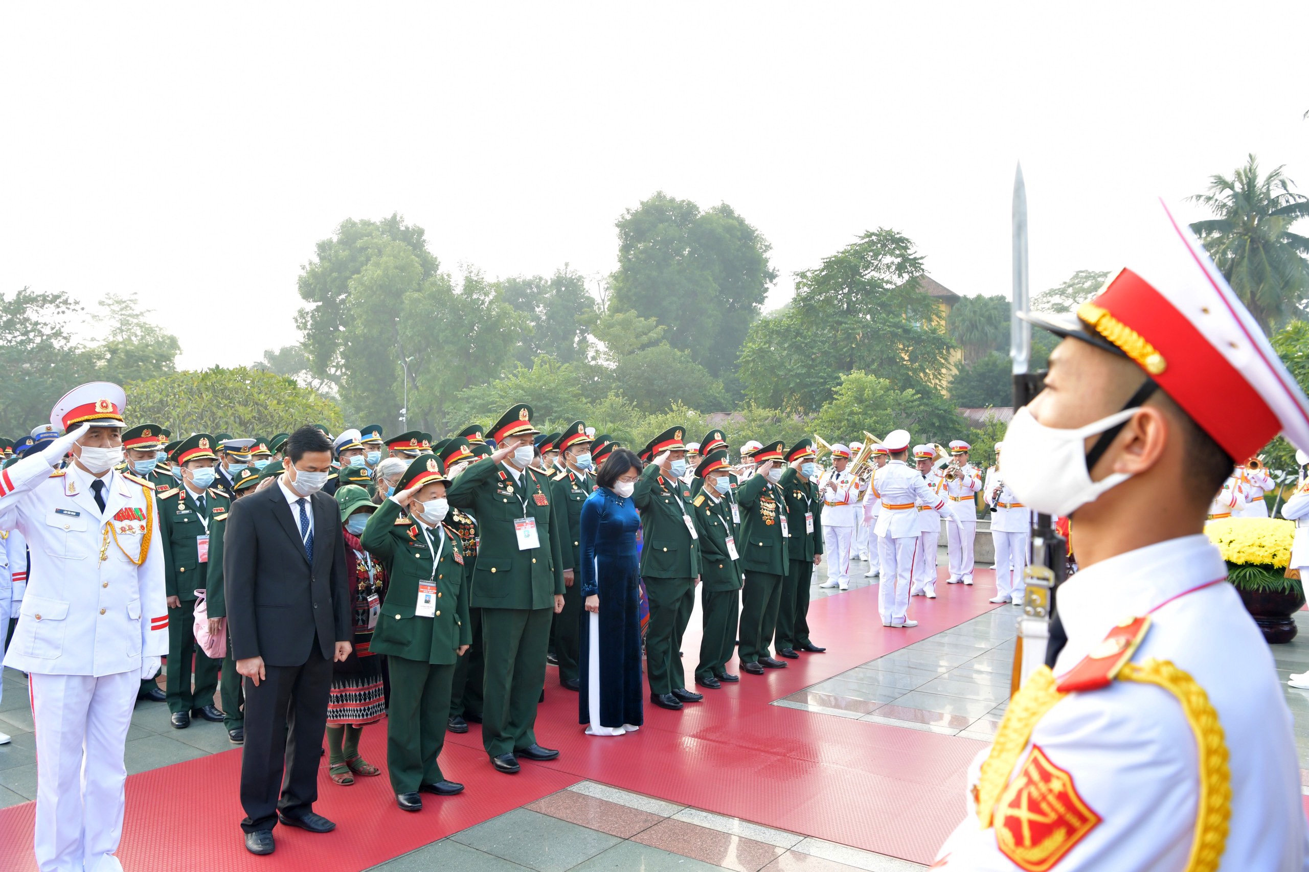 Đại biểu ĐH thi đua yêu nước toàn quốc vào Lăng viếng Chủ tịch Hồ Chí Minh - 10