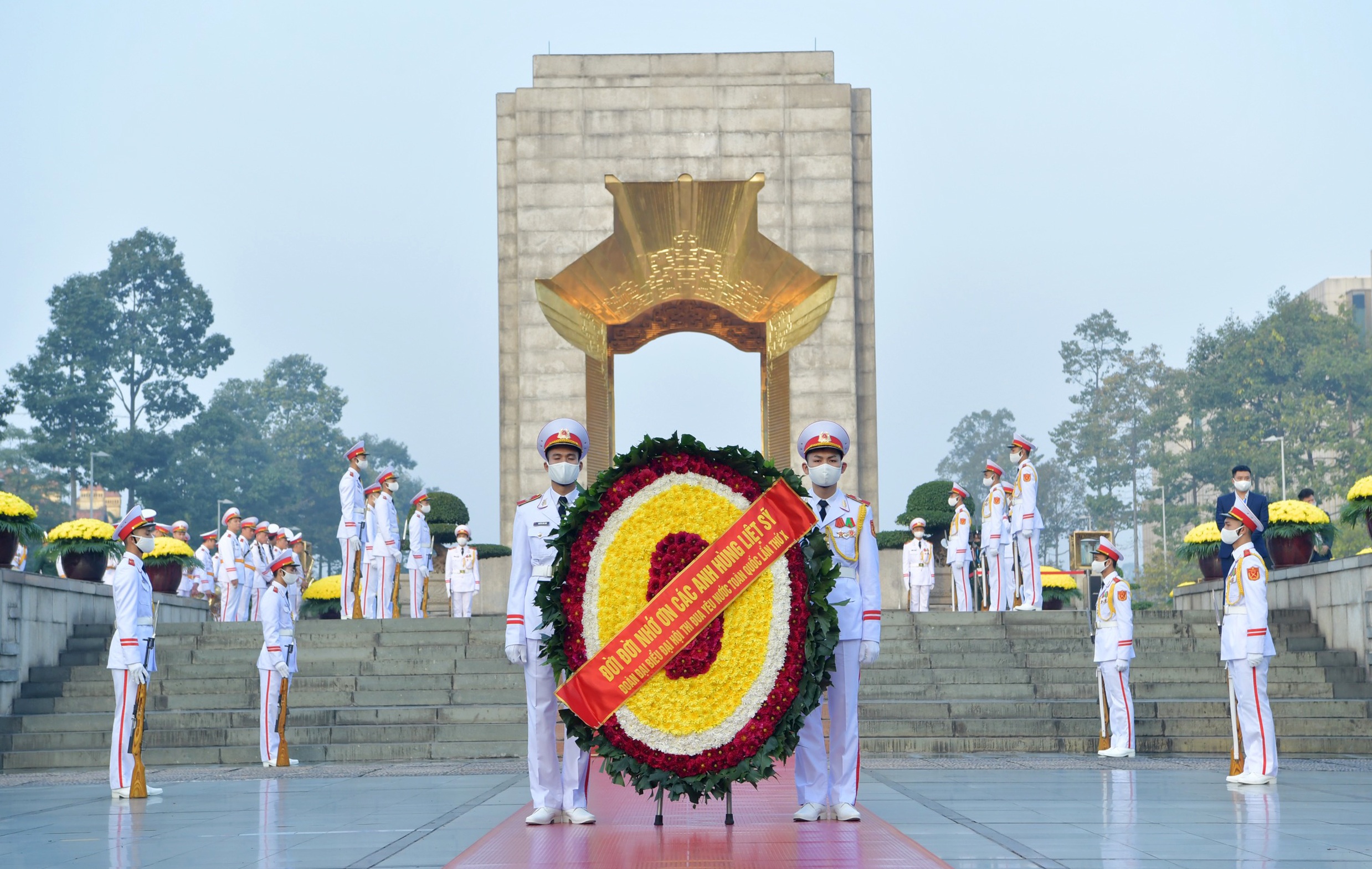 Đại biểu ĐH thi đua yêu nước toàn quốc vào Lăng viếng Chủ tịch Hồ Chí Minh - 9