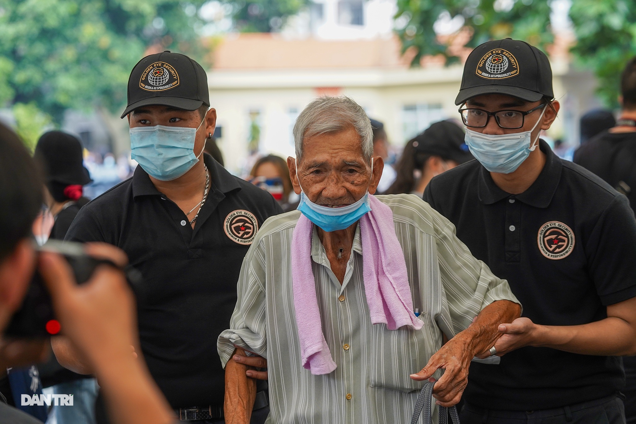 Hàng ngàn người yêu mến Chí Tài đã tới chào danh hài lần cuối - 10 Hàng ngàn người yêu mến Chí Tài đã tới chào danh hài lần cuối - 10