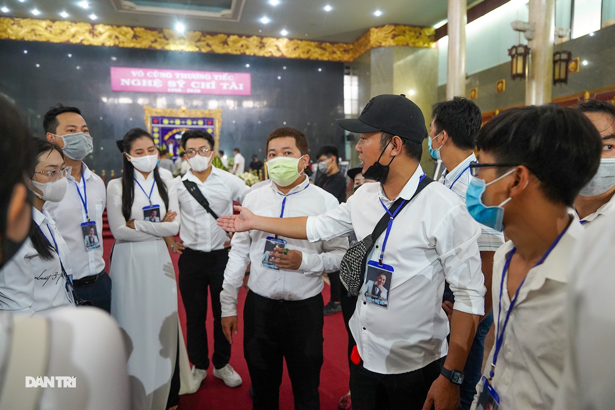 Hàng ngàn người yêu mến Chí Tài đã tới chào danh hài lần cuối - 2 Hàng ngàn người yêu mến Chí Tài đã tới chào danh hài lần cuối - 2