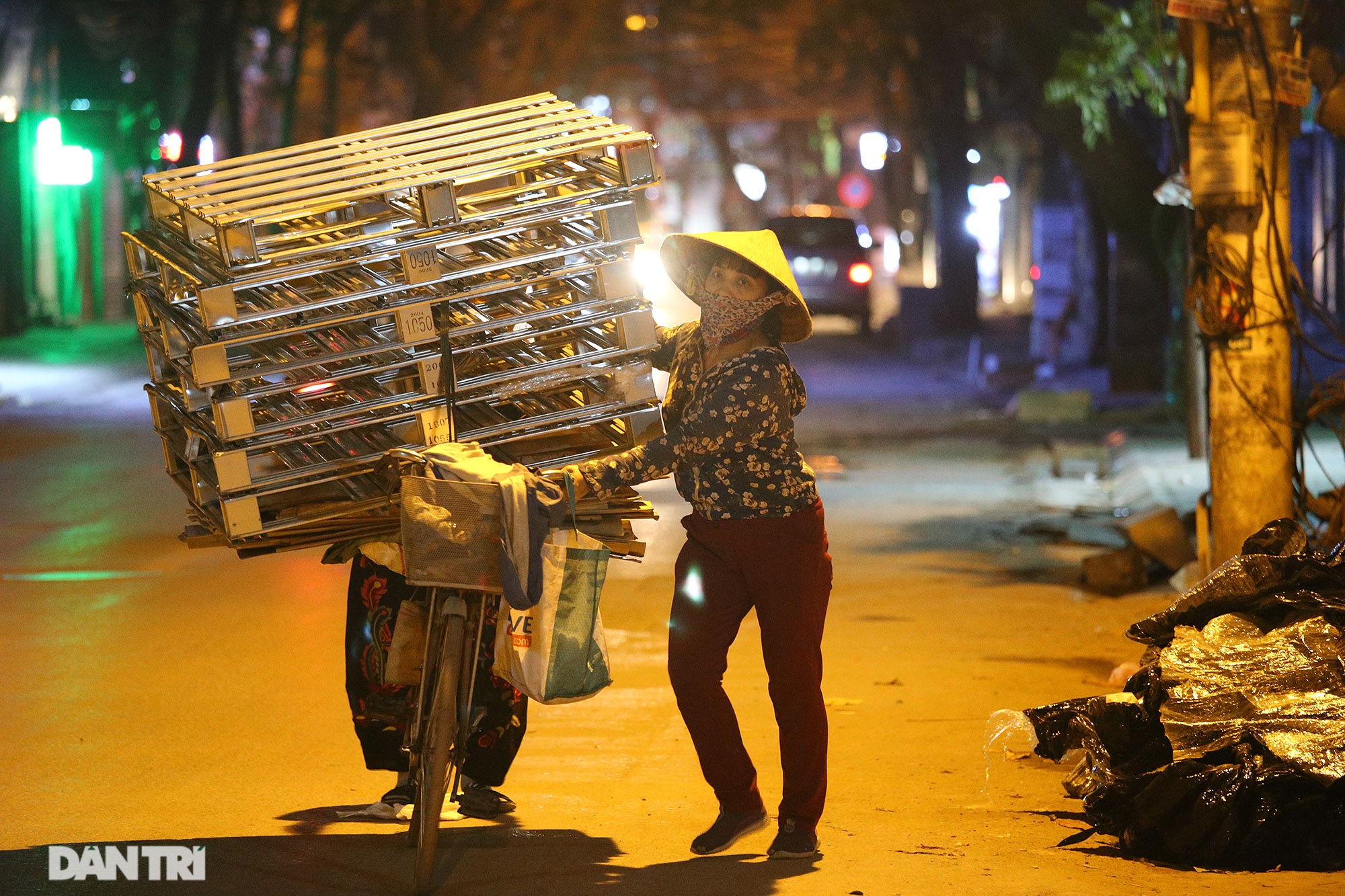 Người lao động nghèo vật lộn mưu sinh trong đêm giá rét ở Hà Nội - 4