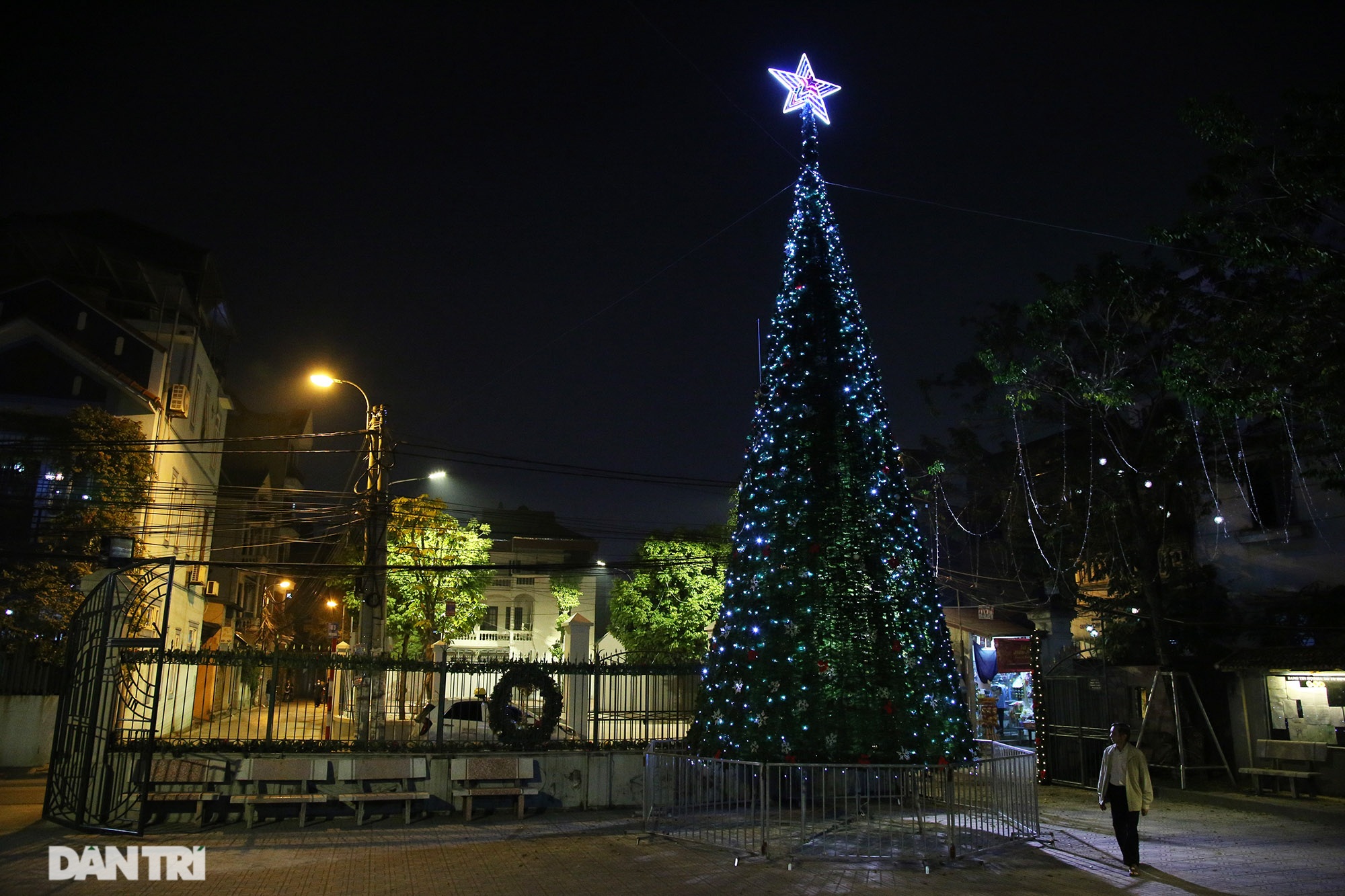 Các nhà thờ tại Hà Nội nhộn nhịp, trang hoàng chờ đón Giáng sinh 2020 - 11