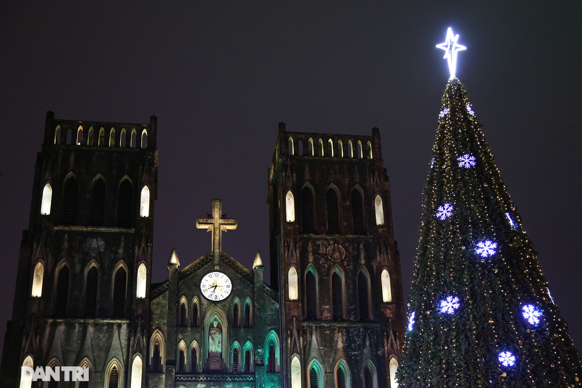 Các nhà thờ tại Hà Nội nhộn nhịp, trang hoàng chờ đón Giáng sinh 2020 - 3