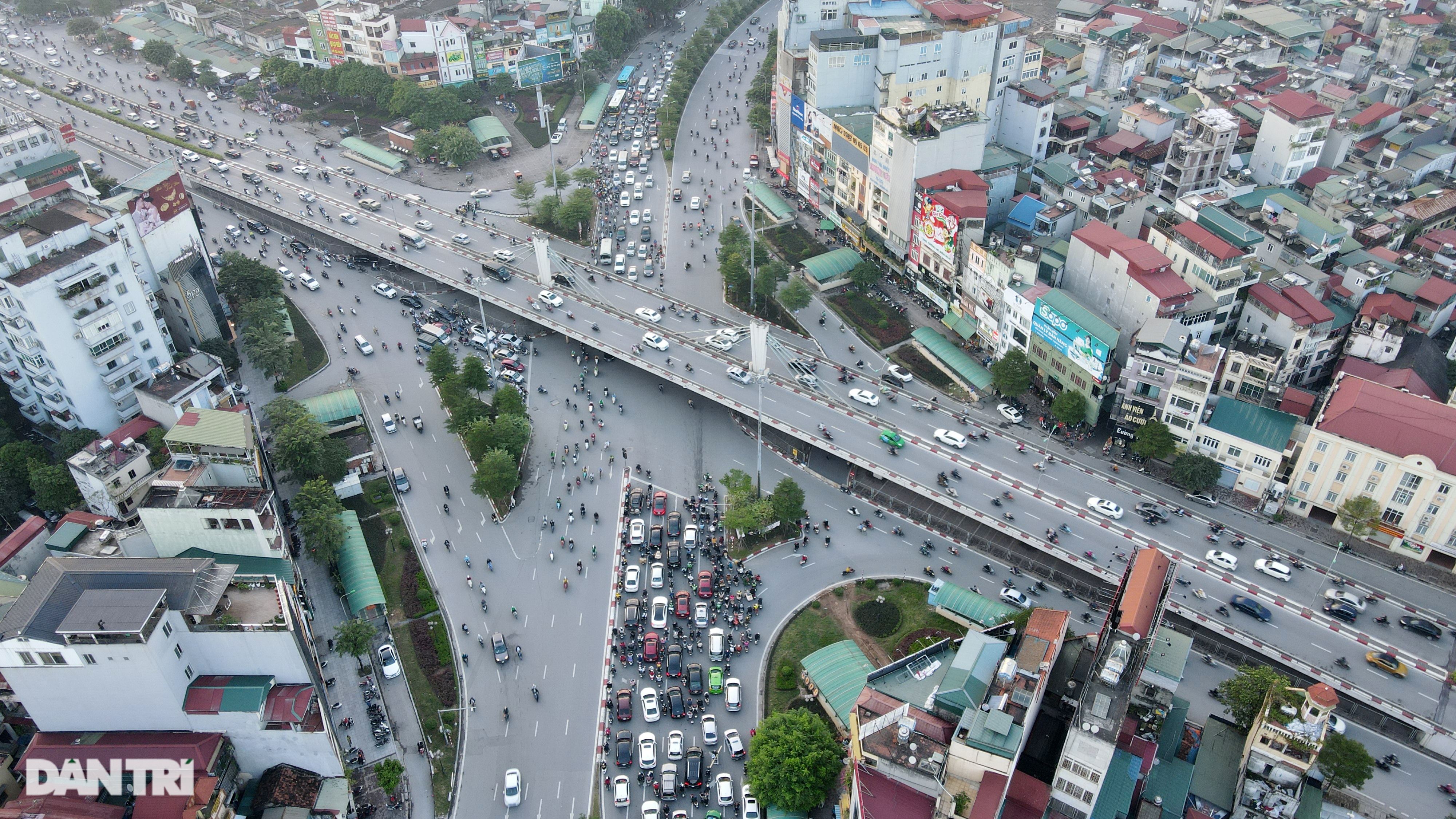Cảnh giao thông đối lập ở đường Trường Chinh sau 3 năm - 21 Cảnh giao thông đối lập ở đường Trường Chinh sau 3 năm - 21