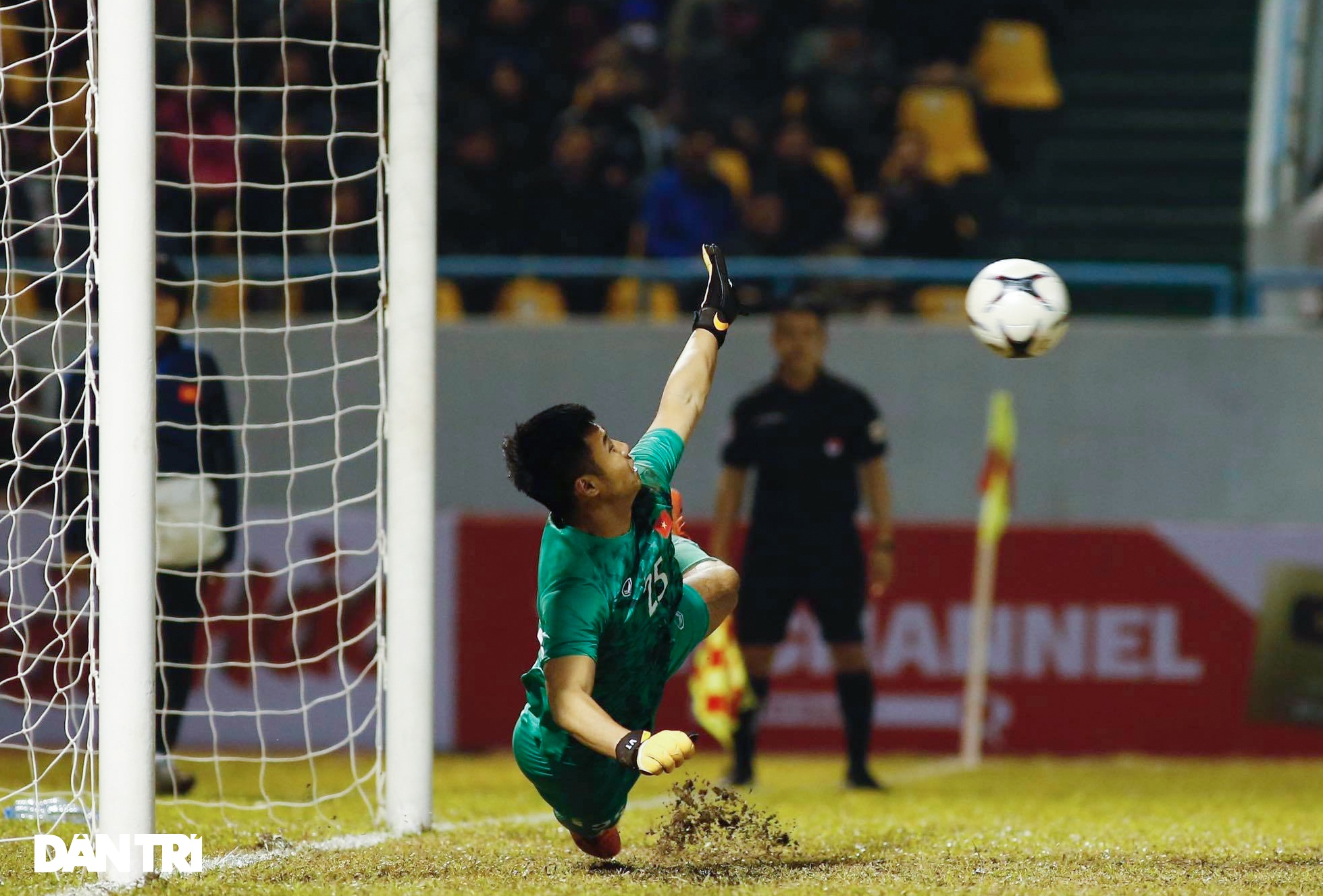 Văn Quyết ghi điểm trong chiến thắng của tuyển Việt Nam trước đàn em U22 - 20 Văn Quyết ghi điểm trong chiến thắng của tuyển Việt Nam trước đàn em U22 - 20