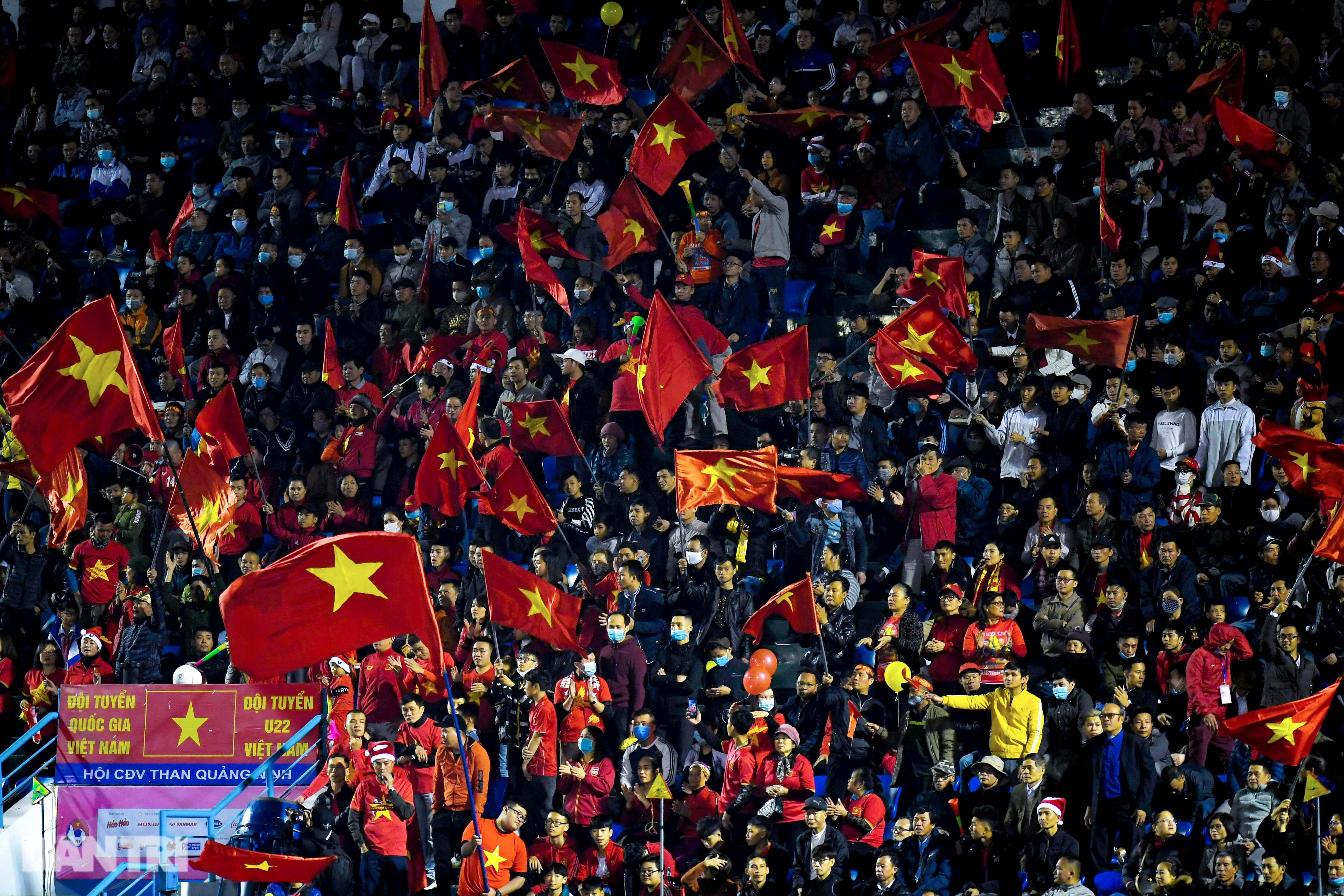Văn Quyết ghi điểm trong chiến thắng của tuyển Việt Nam trước đàn em U22 - 1 Văn Quyết ghi điểm trong chiến thắng của tuyển Việt Nam trước đàn em U22 - 1