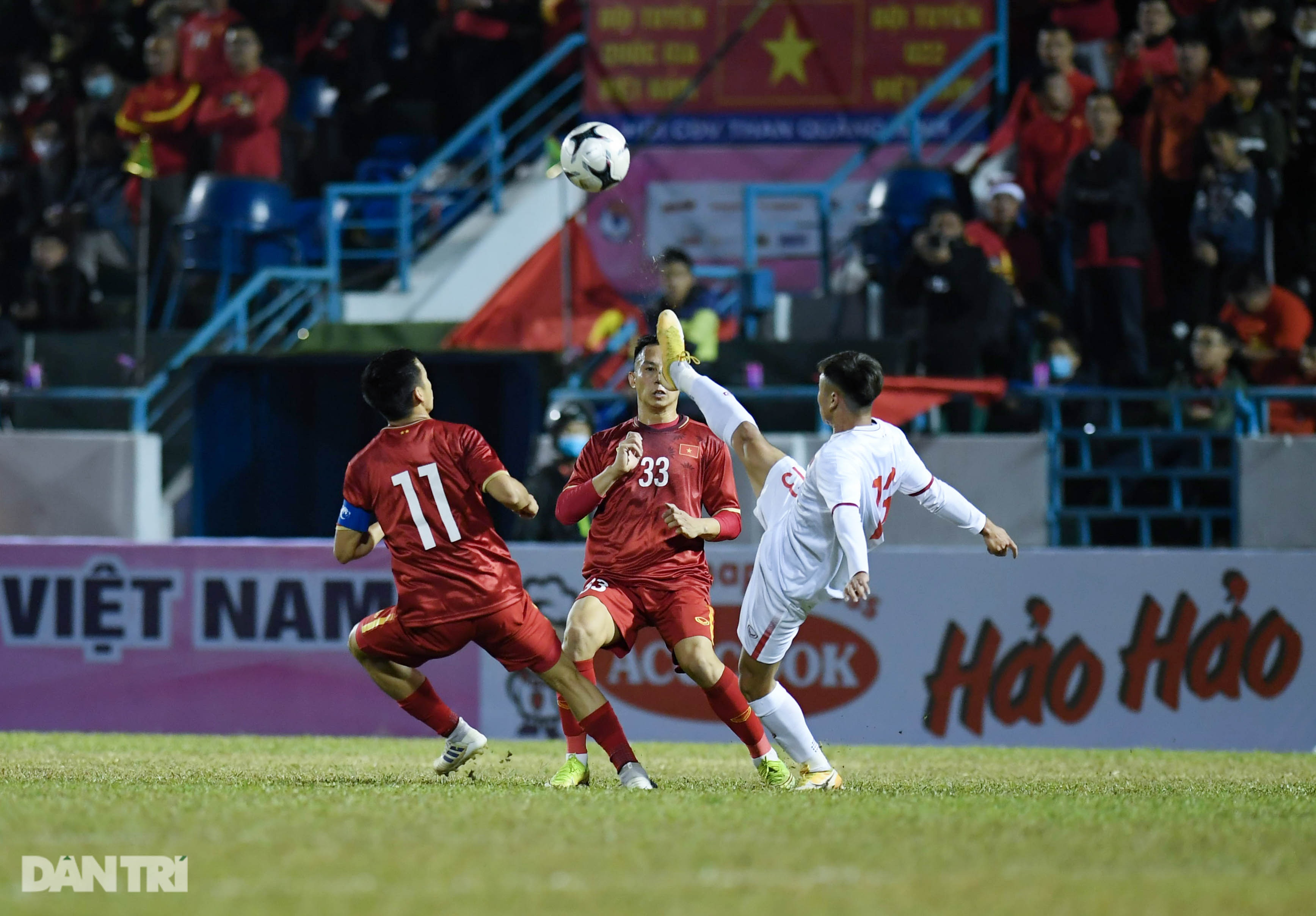 Văn Quyết ghi điểm trong chiến thắng của tuyển Việt Nam trước đàn em U22 - 10 Văn Quyết ghi điểm trong chiến thắng của tuyển Việt Nam trước đàn em U22 - 10