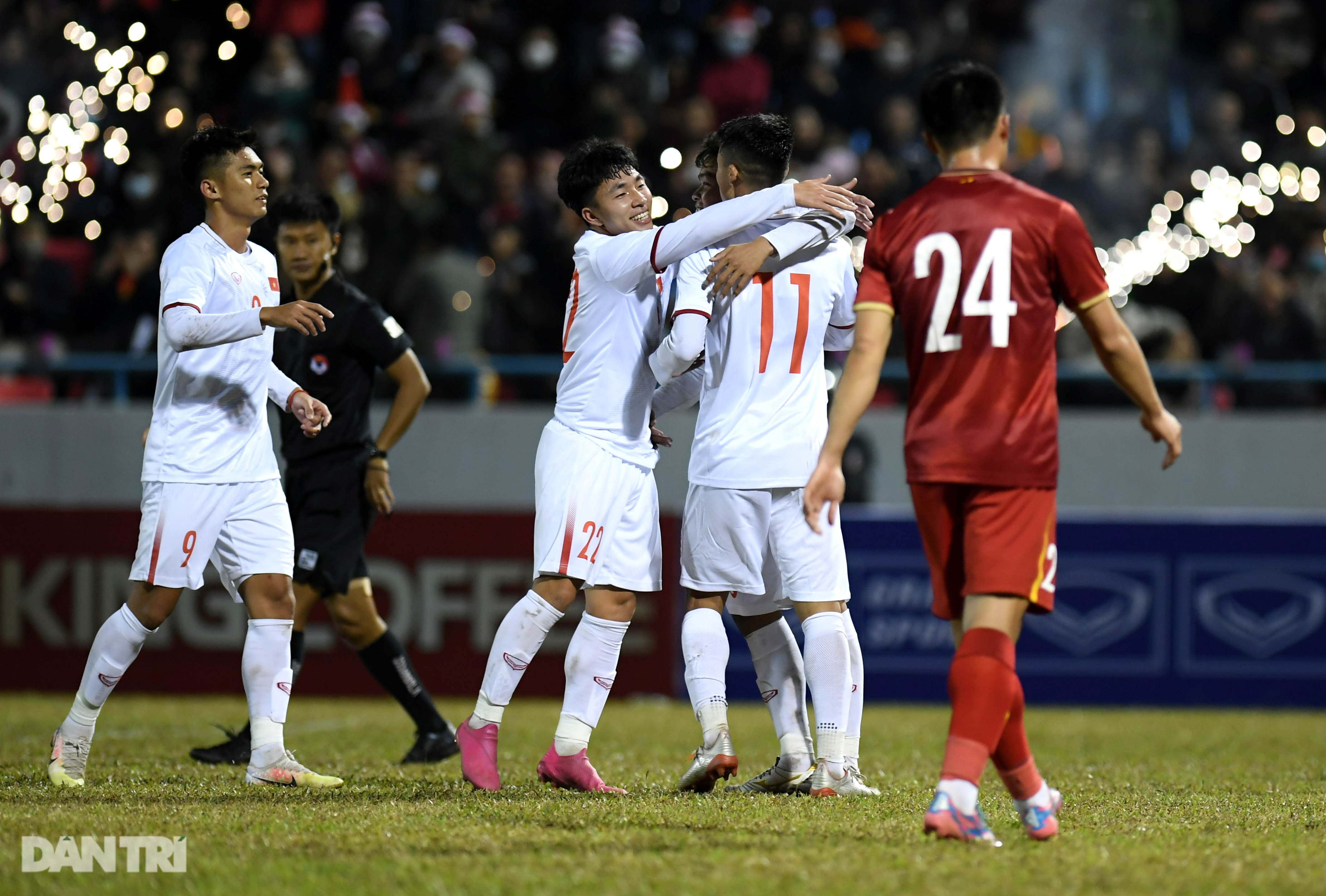 Văn Quyết ghi điểm trong chiến thắng của tuyển Việt Nam trước đàn em U22 - 18 Văn Quyết ghi điểm trong chiến thắng của tuyển Việt Nam trước đàn em U22 - 18
