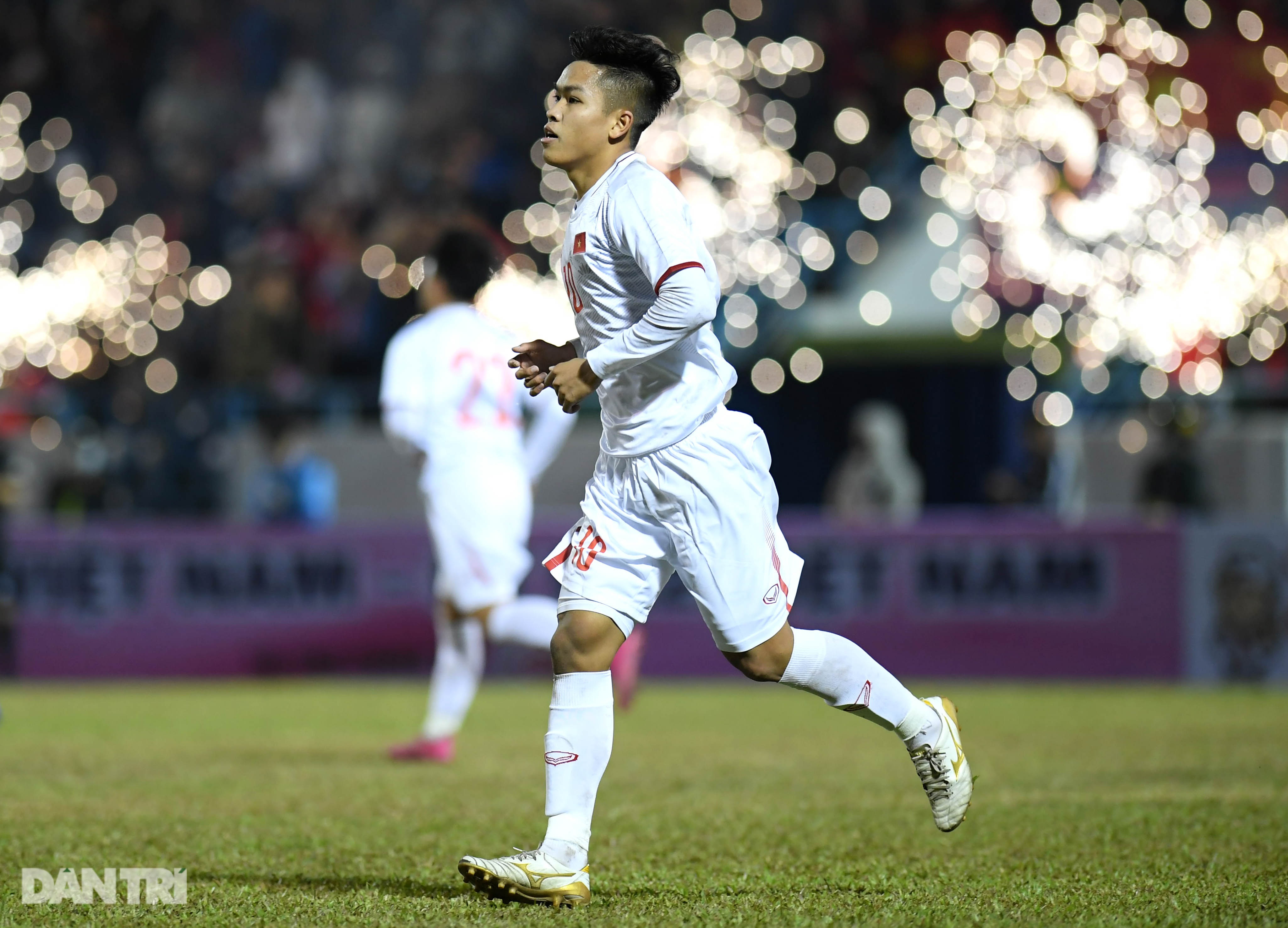 Văn Quyết ghi điểm trong chiến thắng của tuyển Việt Nam trước đàn em U22 - 17 Văn Quyết ghi điểm trong chiến thắng của tuyển Việt Nam trước đàn em U22 - 17