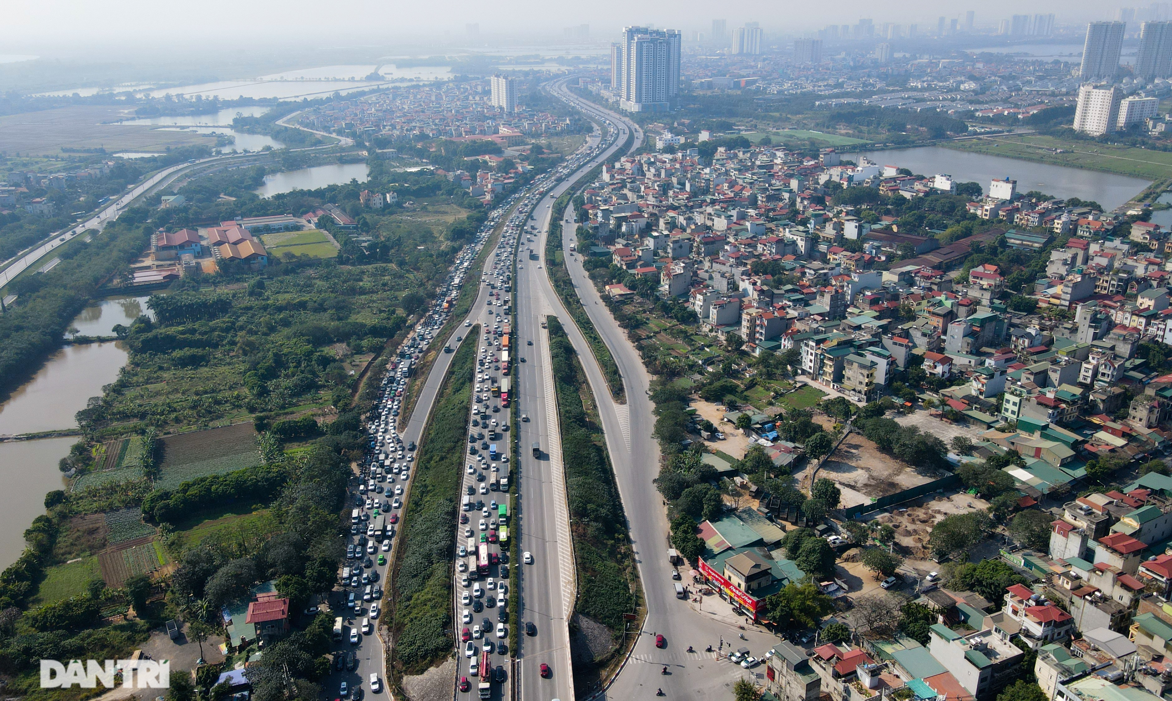 Ngày đầu năm, đường trên cao ở Hà Nội ùn tắc nghiêm trọng từ sáng đến trưa - 1