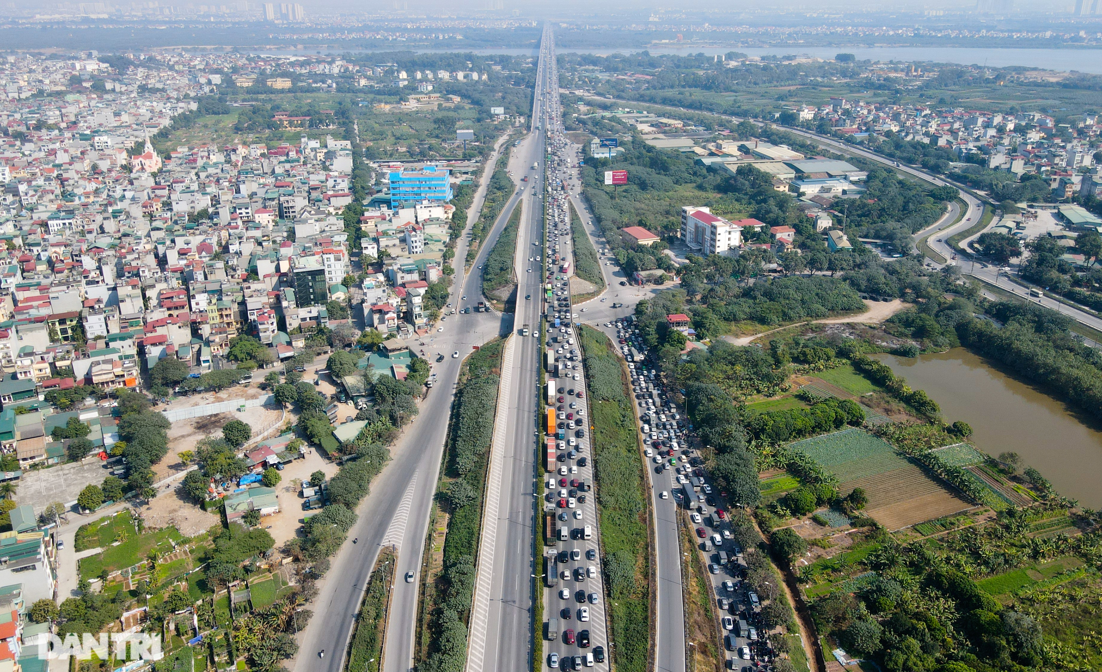 Ngày đầu năm, đường trên cao ở Hà Nội ùn tắc nghiêm trọng từ sáng đến trưa