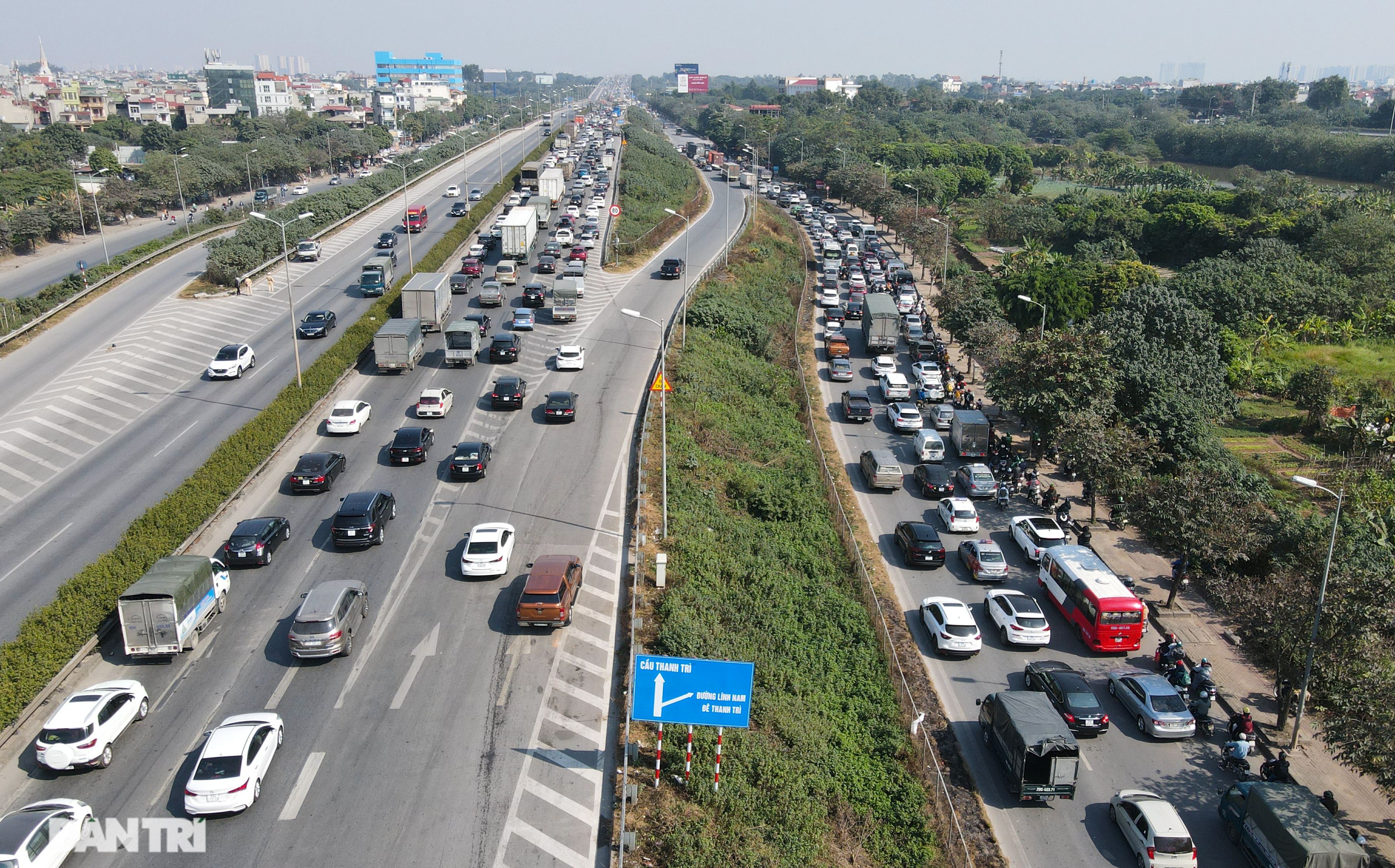 Ngày đầu năm, đường trên cao ở Hà Nội ùn tắc nghiêm trọng từ sáng đến trưa - 2