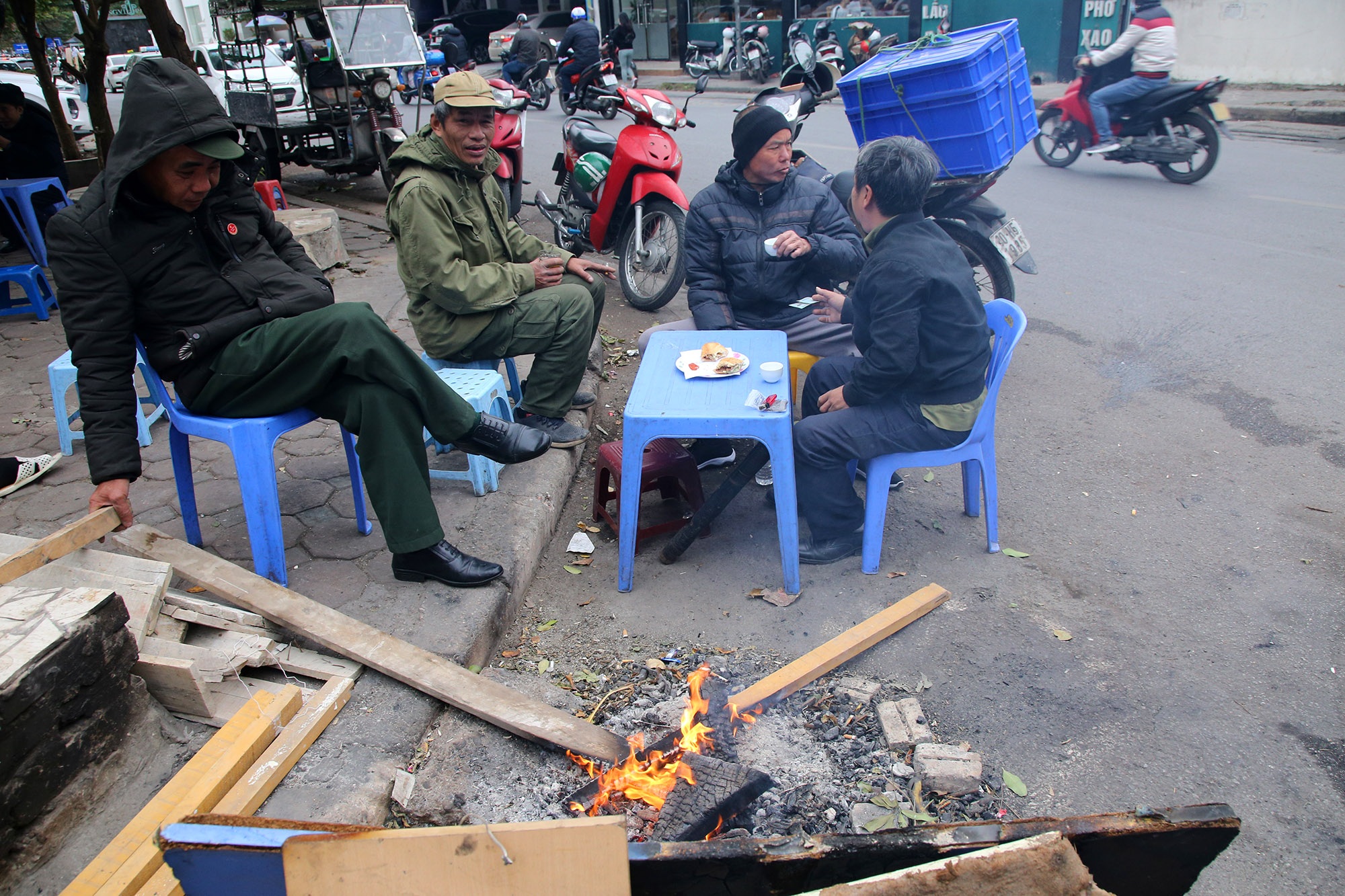 Hà Nội chìm trong giá lạnh đầu năm 2021 - 1