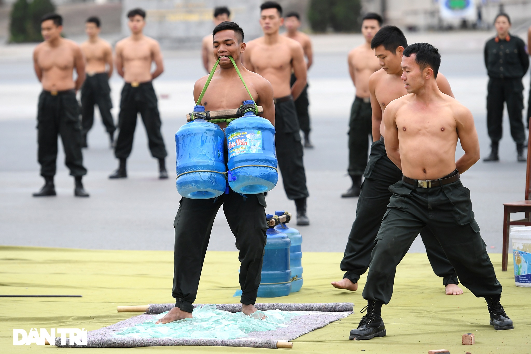 Cảnh sát đặc nhiệm biểu diễn khí công điêu luyện giữa thời tiết giá lạnh - 7 Cảnh sát đặc nhiệm biểu diễn khí công điêu luyện giữa thời tiết giá lạnh - 7