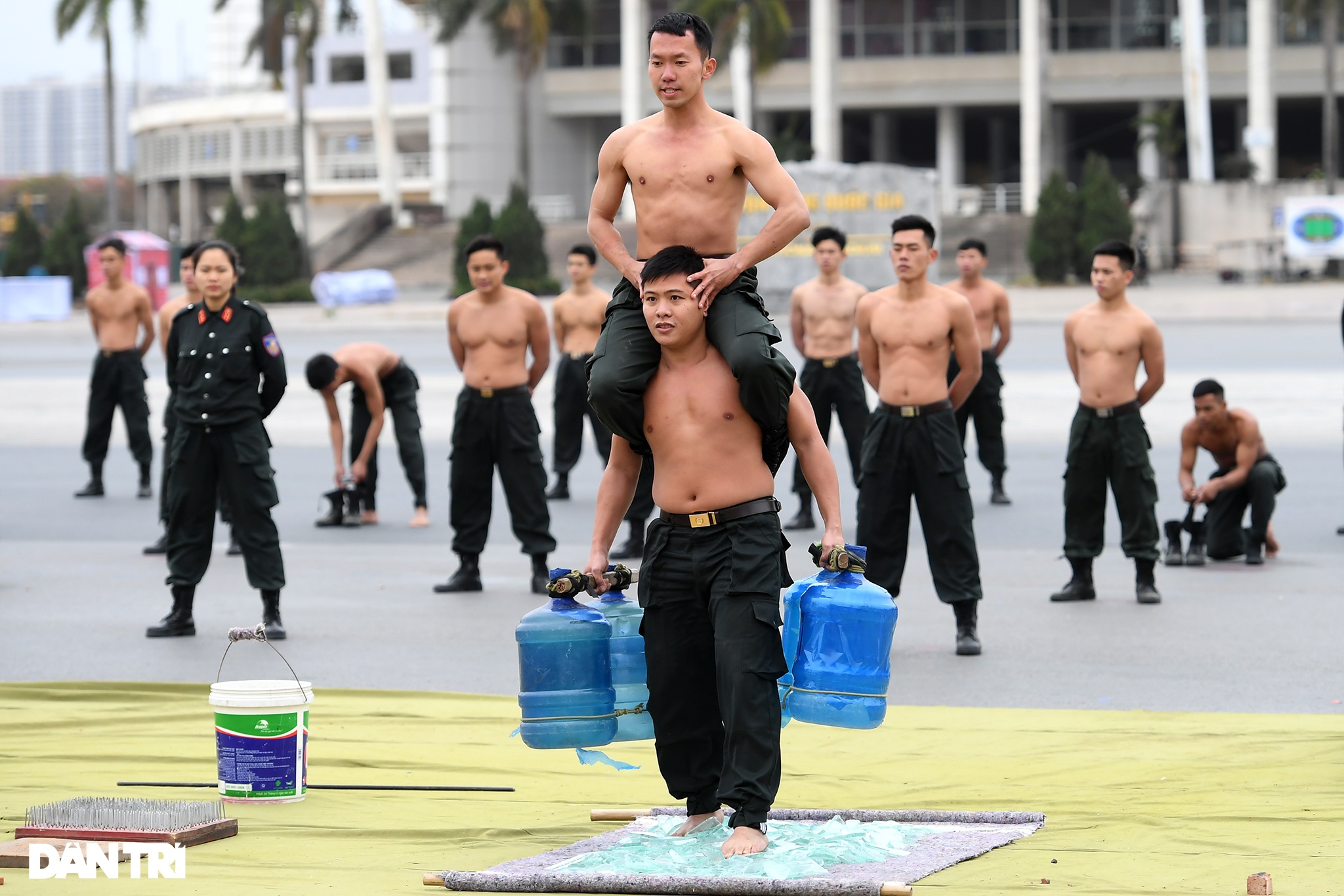 Cảnh sát đặc nhiệm biểu diễn khí công điêu luyện giữa thời tiết giá lạnh - 8 Cảnh sát đặc nhiệm biểu diễn khí công điêu luyện giữa thời tiết giá lạnh - 8