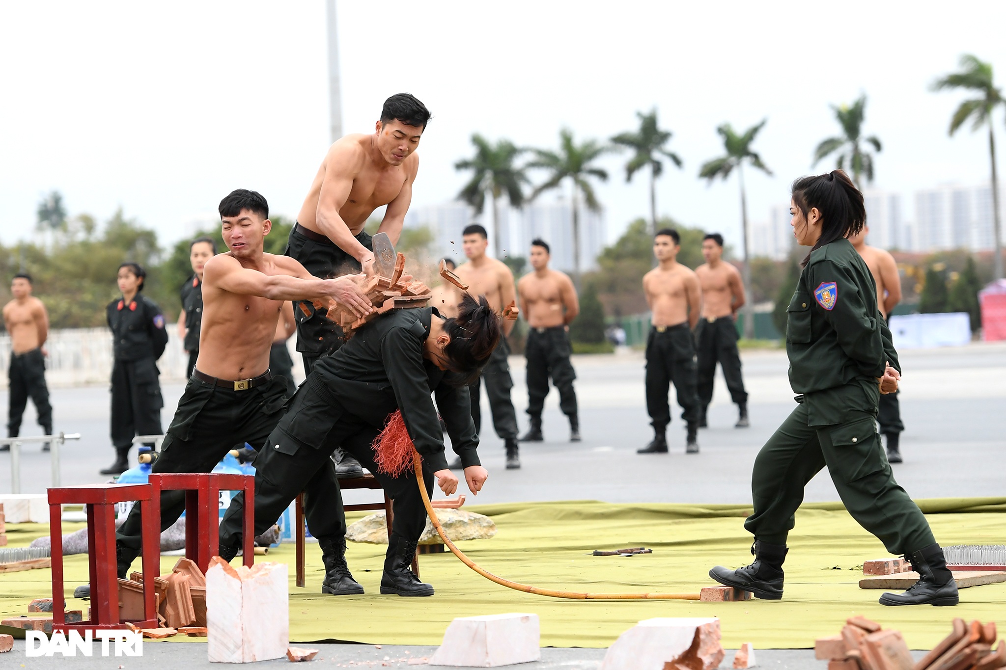 Cảnh sát đặc nhiệm biểu diễn khí công điêu luyện giữa thời tiết giá lạnh - 5 Cảnh sát đặc nhiệm biểu diễn khí công điêu luyện giữa thời tiết giá lạnh - 5