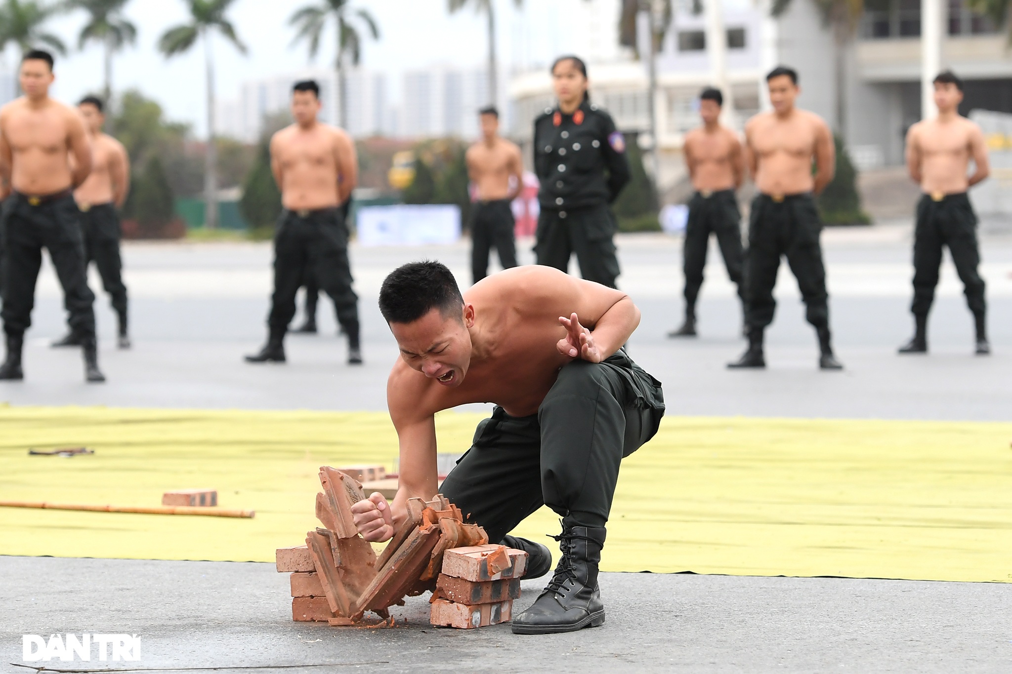 Cảnh sát đặc nhiệm biểu diễn khí công điêu luyện giữa thời tiết giá lạnh - 3 Cảnh sát đặc nhiệm biểu diễn khí công điêu luyện giữa thời tiết giá lạnh - 3