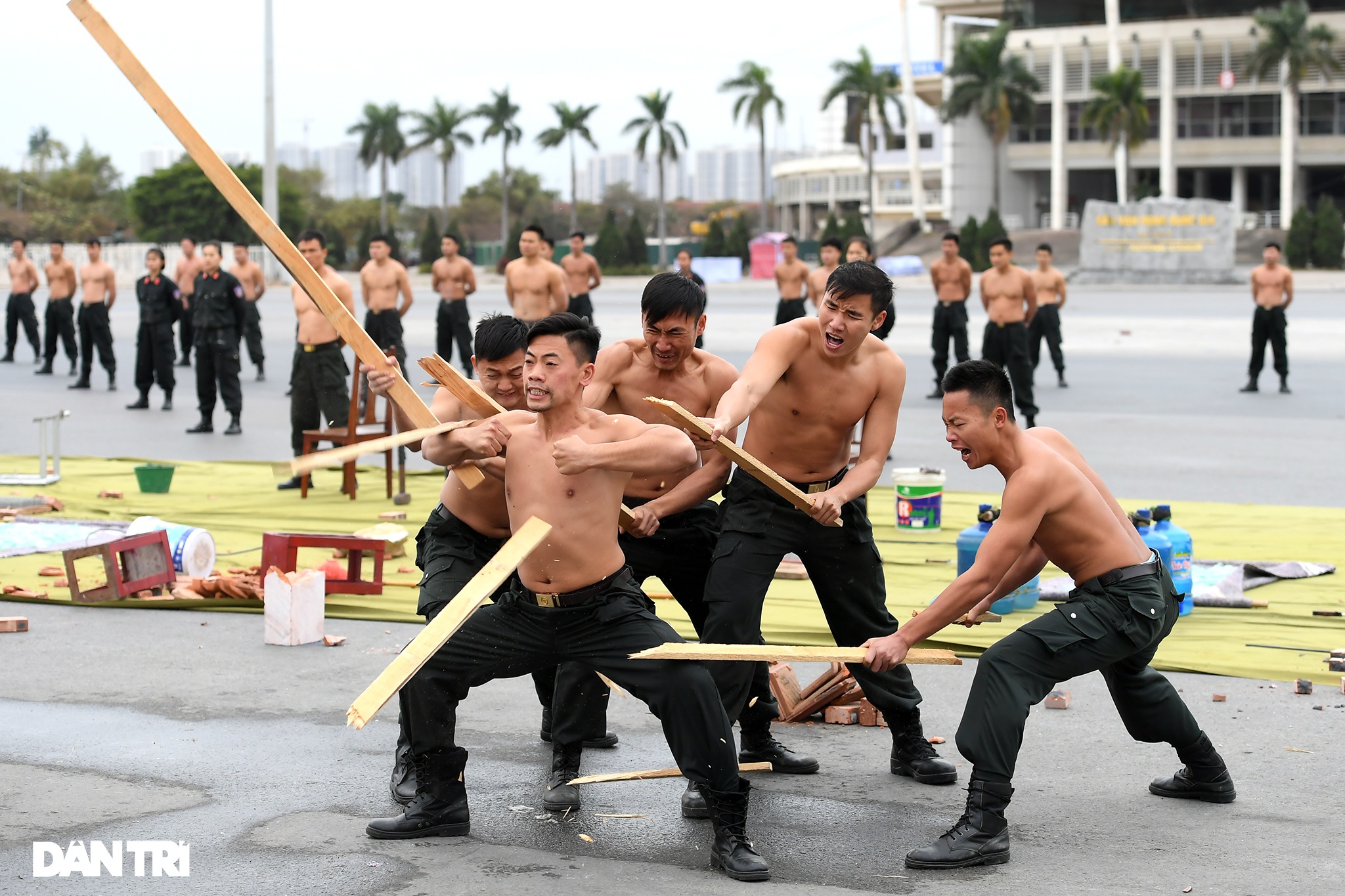 Cảnh sát đặc nhiệm biểu diễn khí công điêu luyện giữa thời tiết giá lạnh - 16 Cảnh sát đặc nhiệm biểu diễn khí công điêu luyện giữa thời tiết giá lạnh - 16