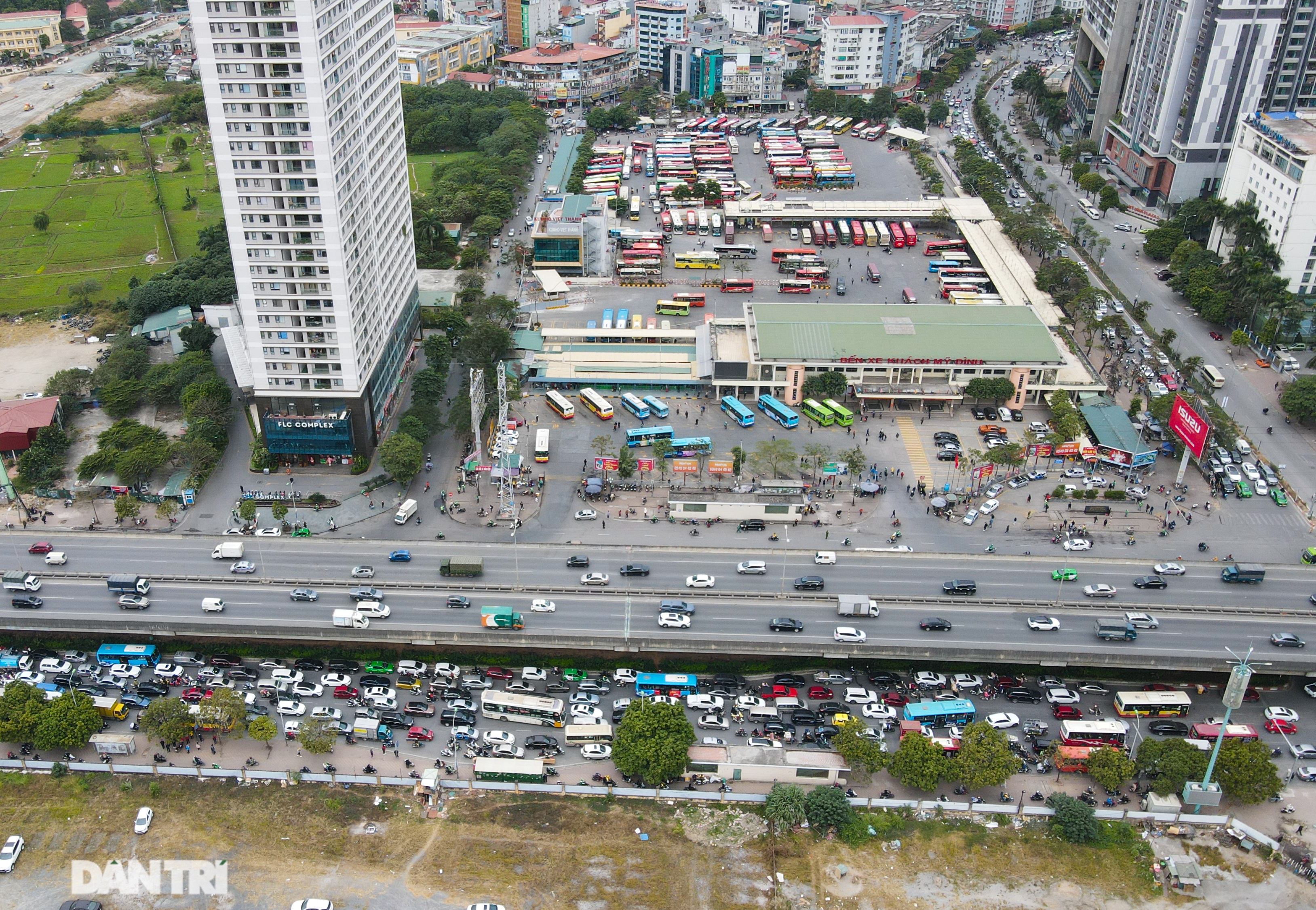 Hàng vạn người chôn chân dưới giá lạnh 10 độ C tại Hà Nội - 17 Hàng vạn người chôn chân dưới giá lạnh 10 độ C tại Hà Nội - 17