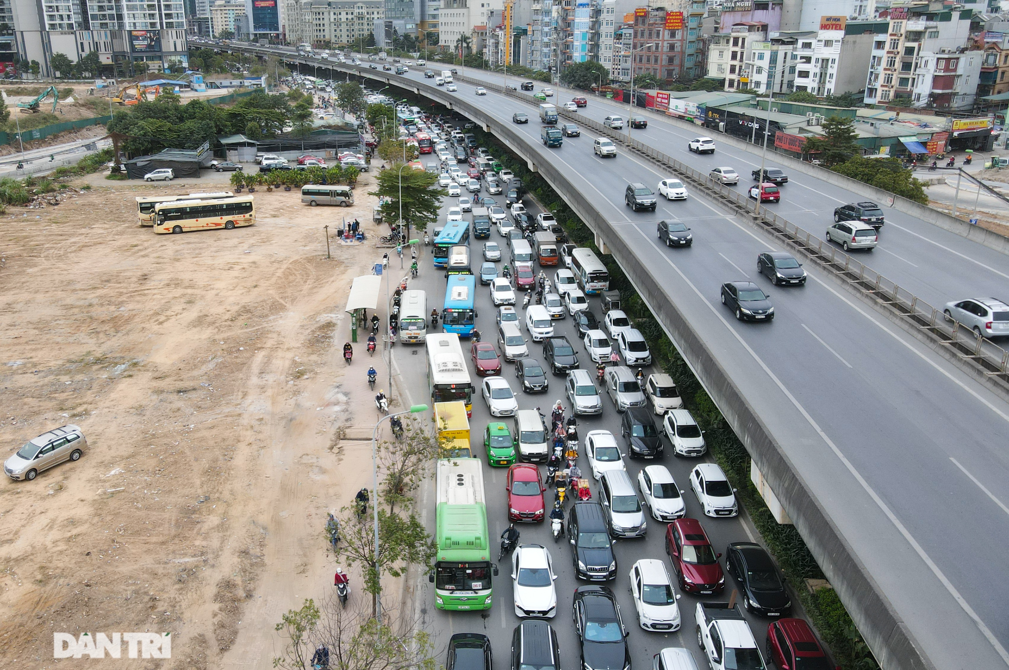 Hàng vạn người chôn chân dưới giá lạnh 10 độ C tại Hà Nội - 2 Hàng vạn người chôn chân dưới giá lạnh 10 độ C tại Hà Nội - 2