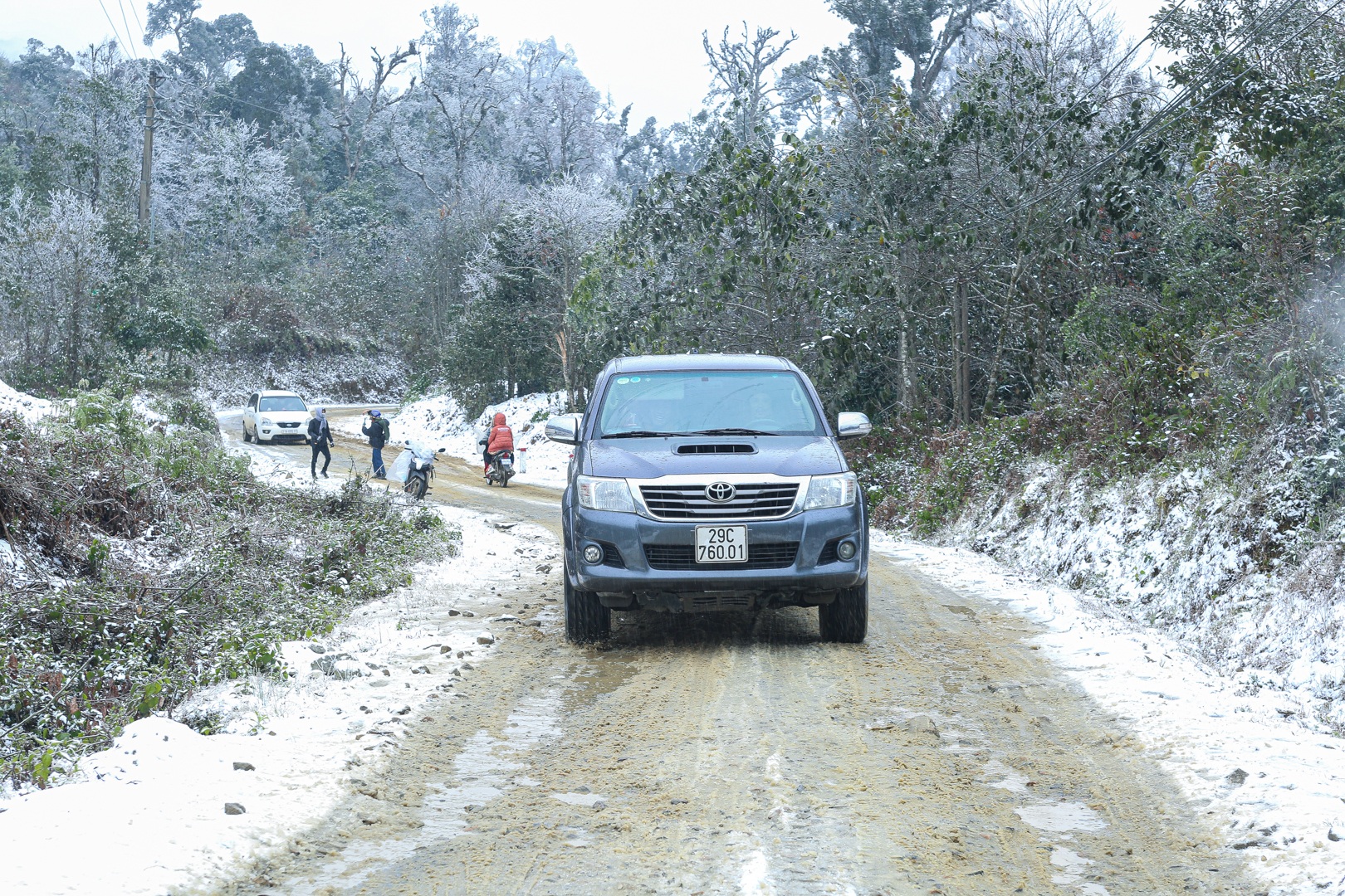 Tourists enjoy pouring into the street, taking pictures with the white snow in Y Ty - 11