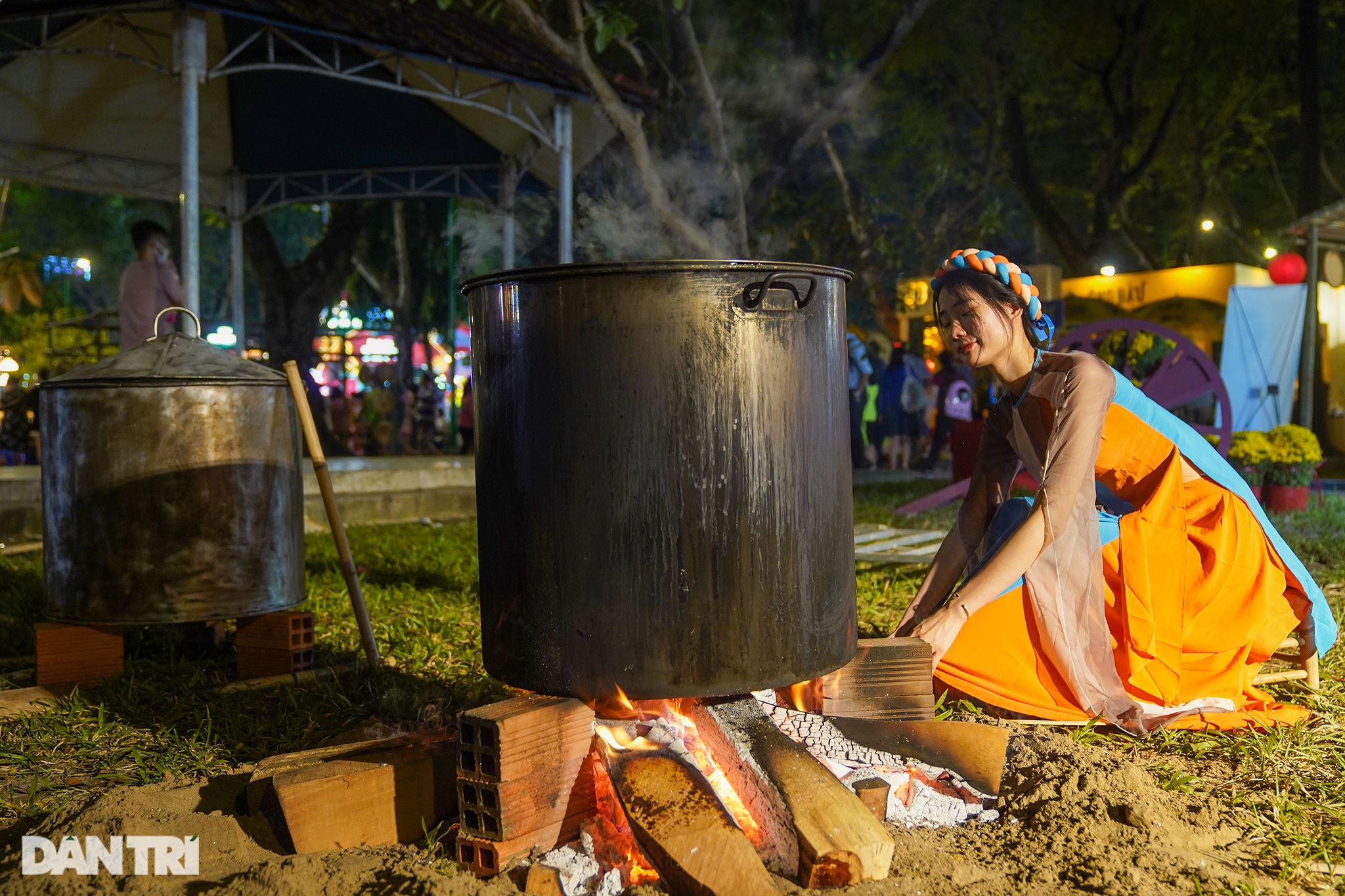 Saigonese wear ao dai to experience the old Tet - 14