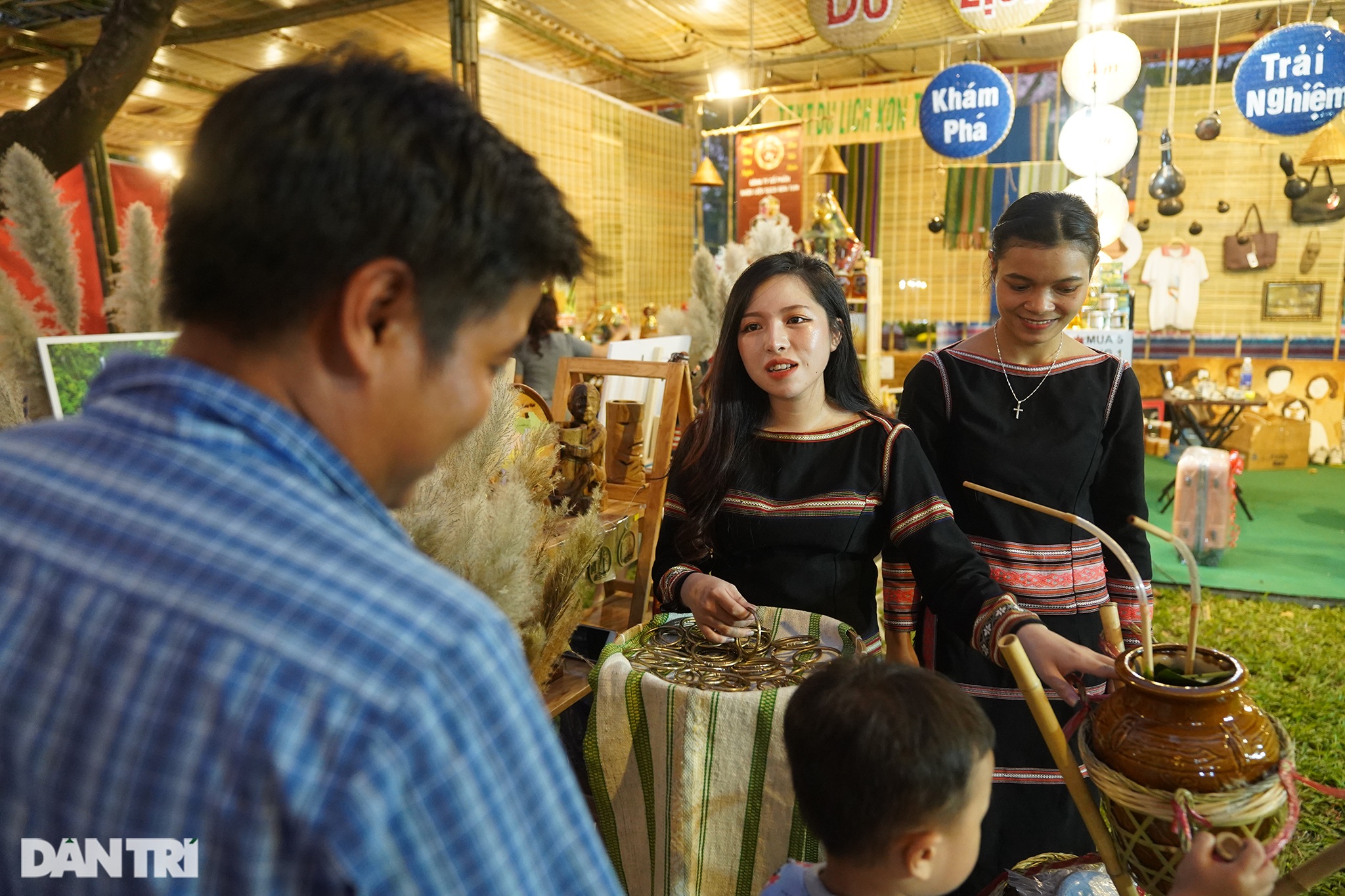 Saigonese wear ao dai to experience the old Tet - 15