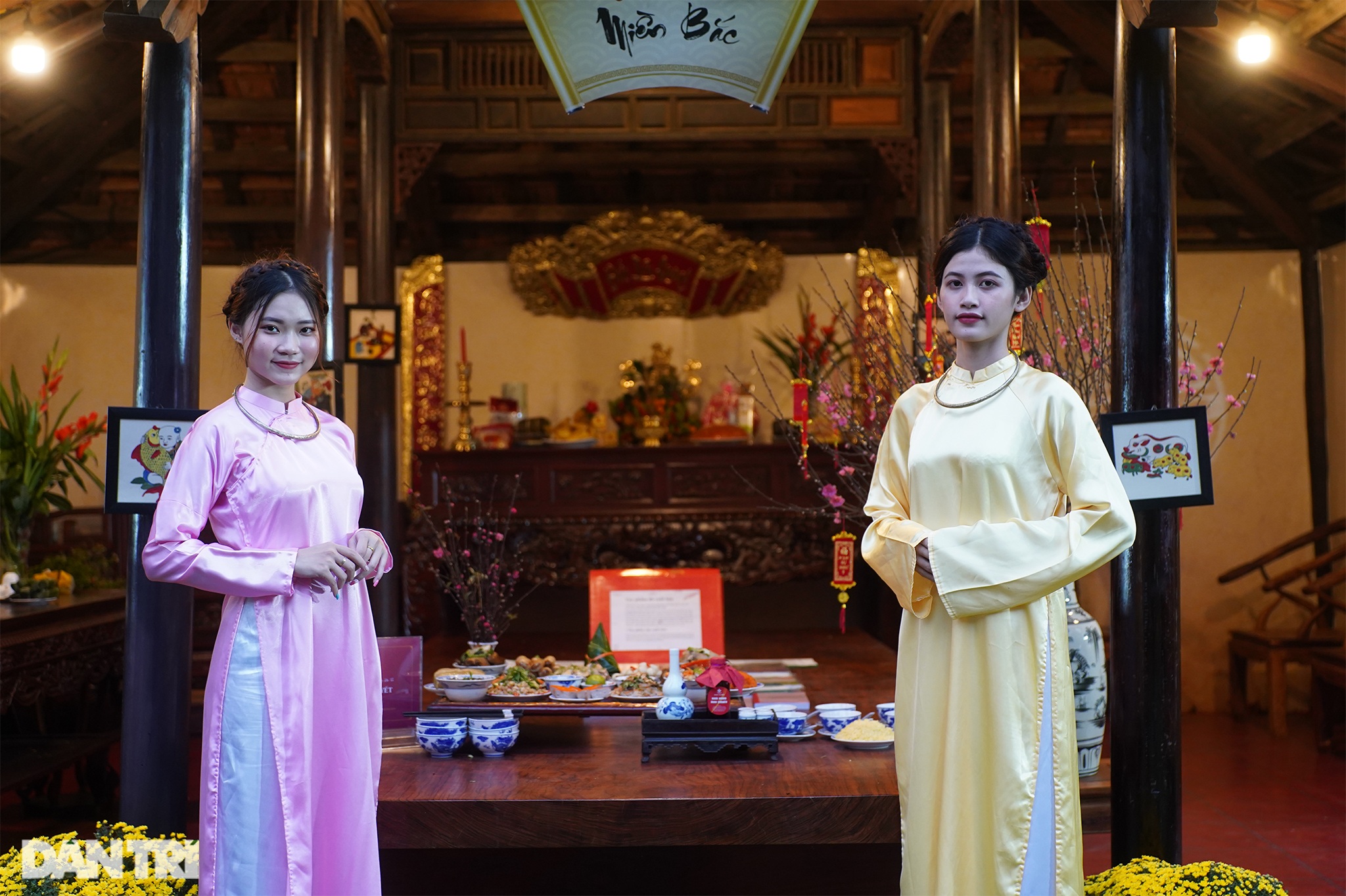 Saigonese wear ao dai to experience the old New Year - 8