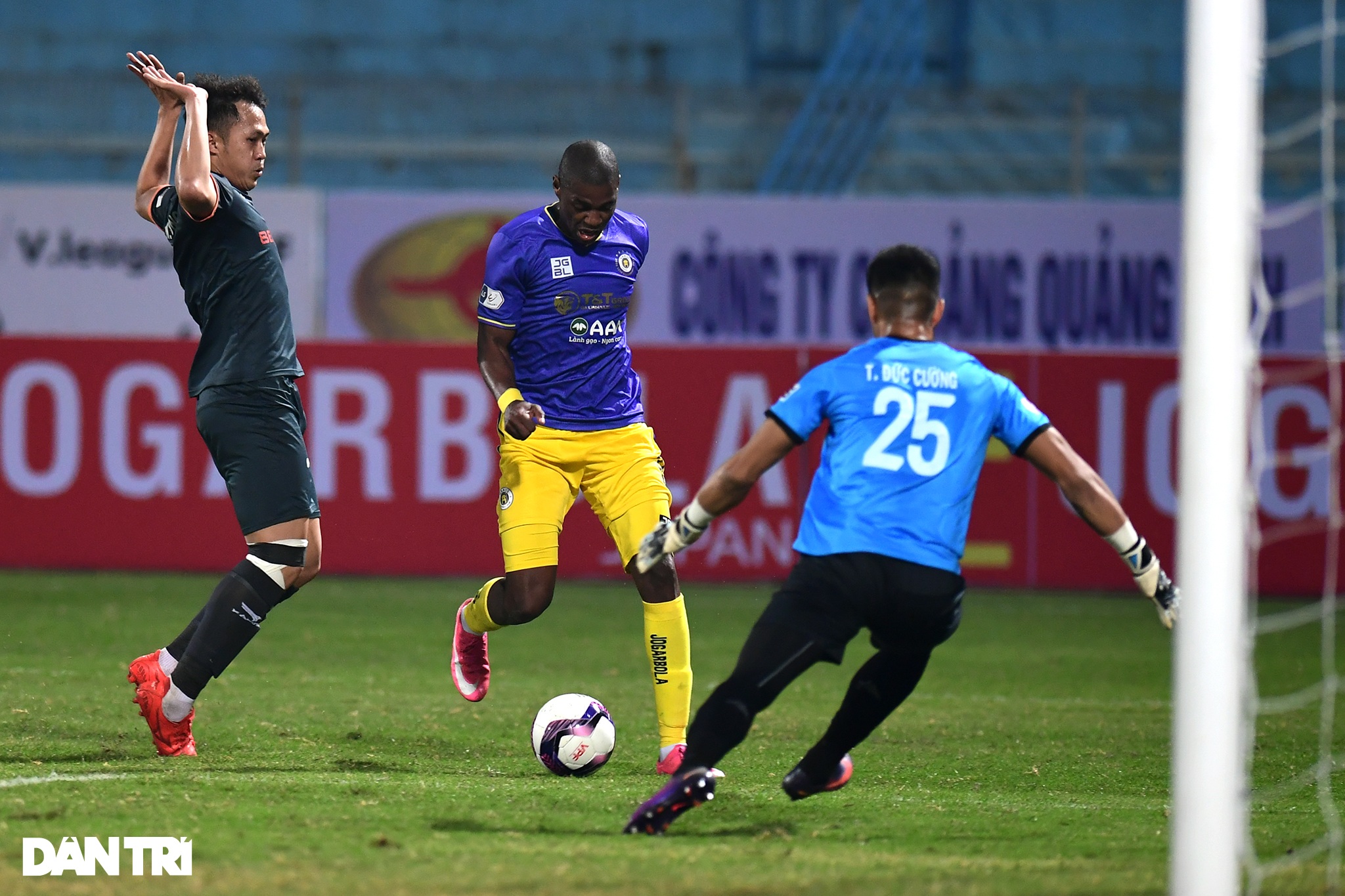 Những khoảnh khắc CLB Hà Nội thua trận thứ hai liên tiếp ở V-League - 6 Những khoảnh khắc CLB Hà Nội thua trận thứ hai liên tiếp ở V-League - 6