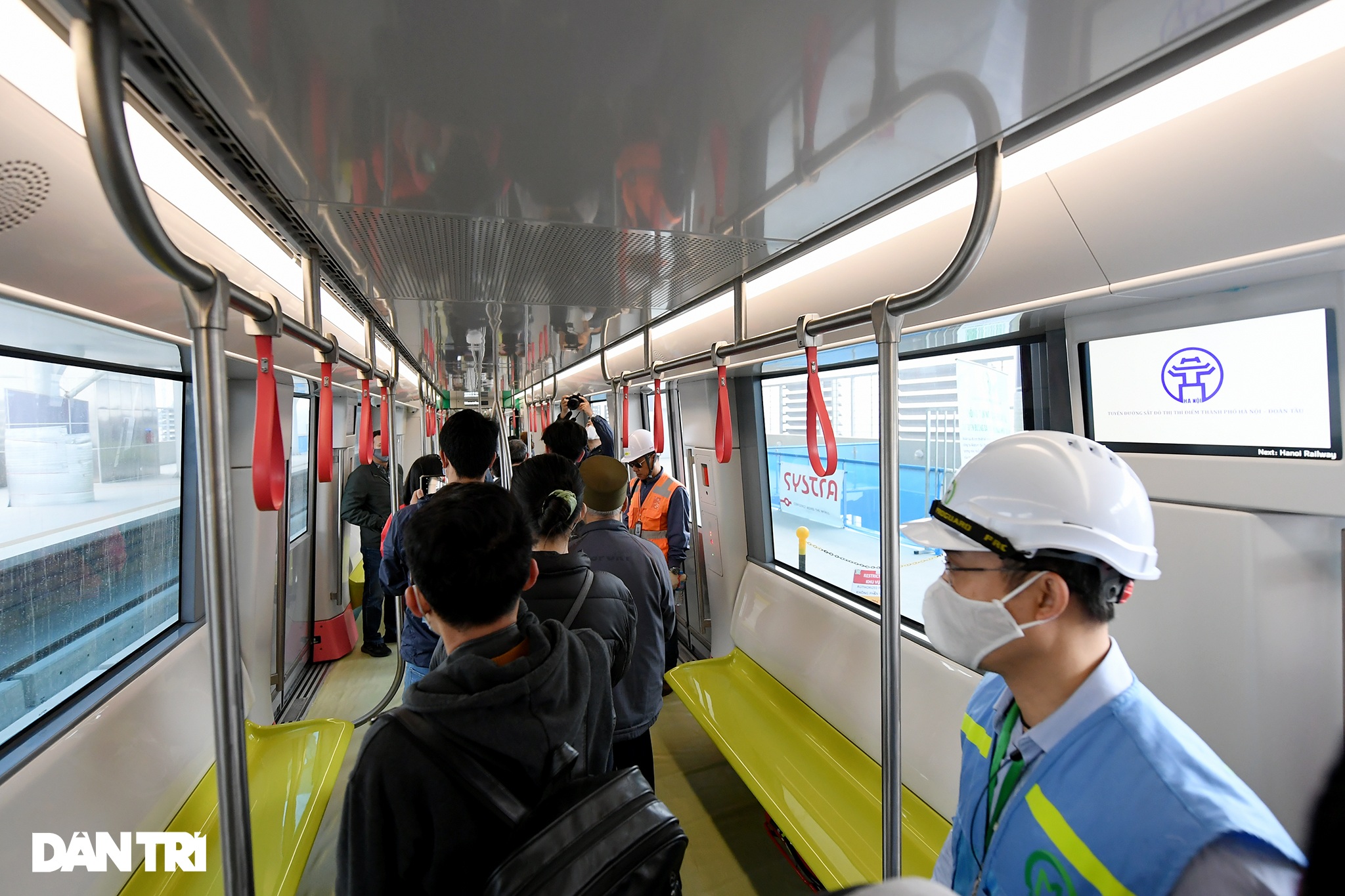 Người dân phấn khởi tham quan đoàn tàu tuyến Metro Nhổn - ga Hà Nội - 9