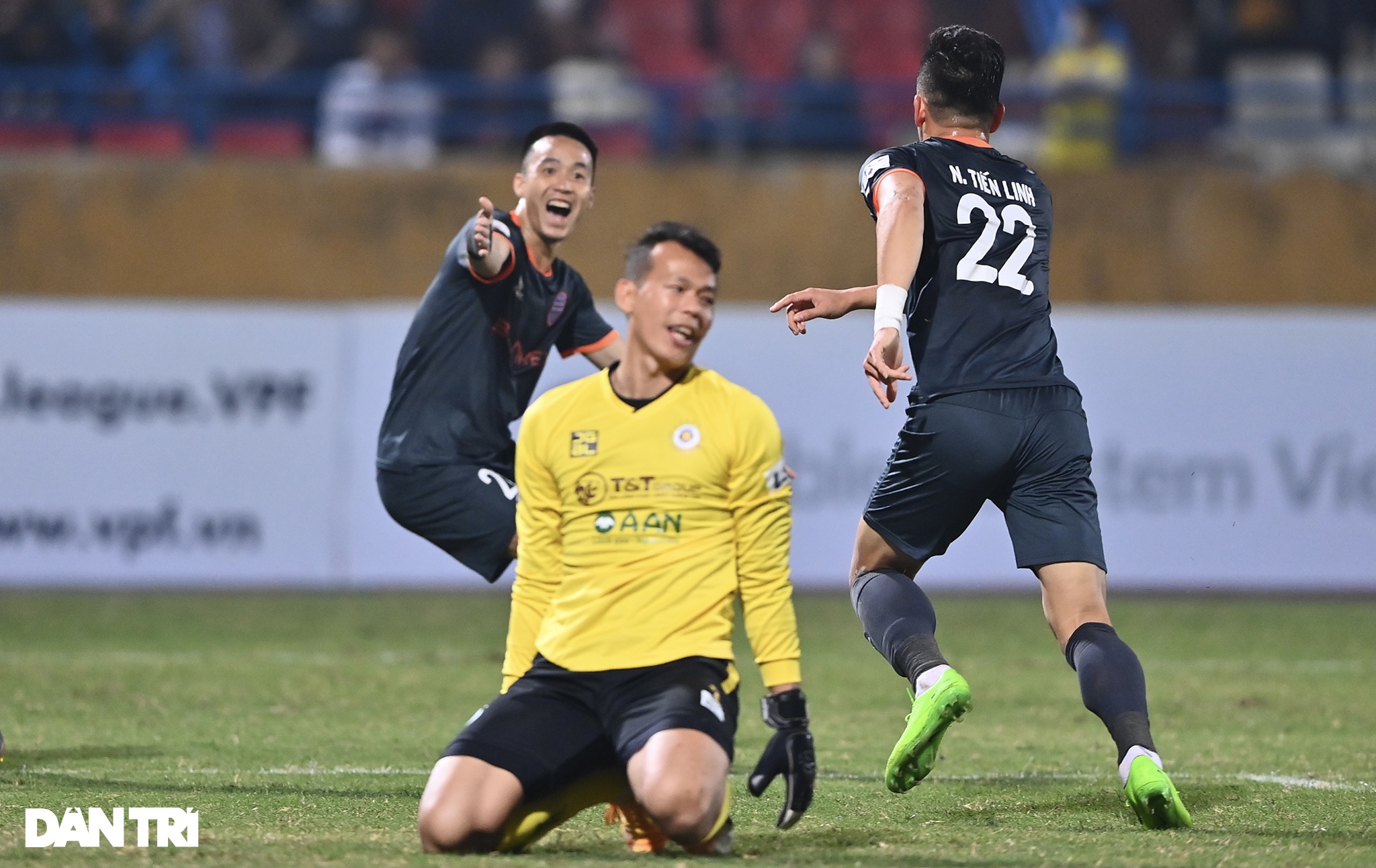 Những khoảnh khắc CLB Hà Nội thua trận thứ hai liên tiếp ở V-League - 17 Những khoảnh khắc CLB Hà Nội thua trận thứ hai liên tiếp ở V-League - 17
