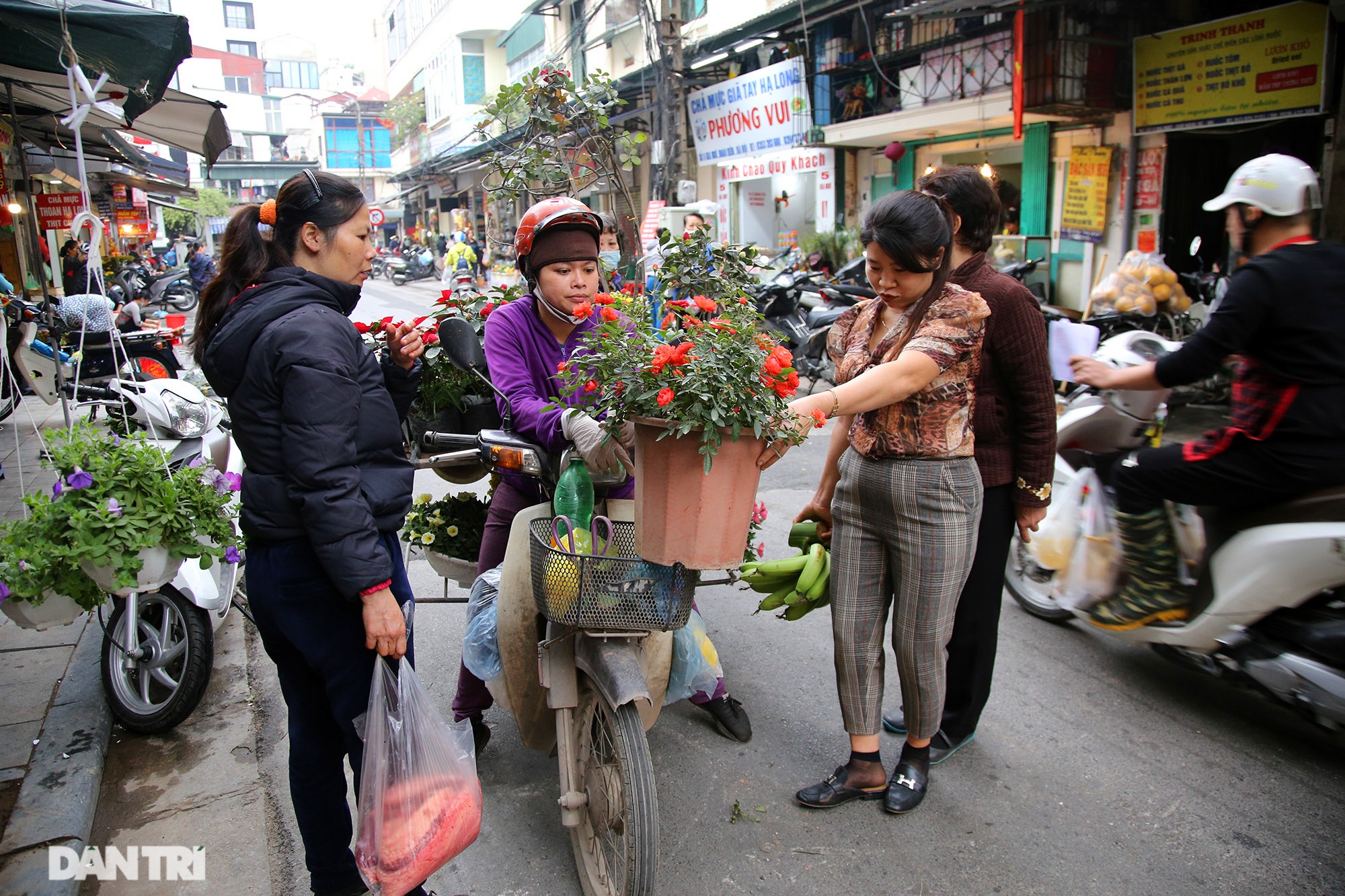 Chợ phố cổ sôi động trong ngày rằm cuối cùng năm Canh Tý - 1