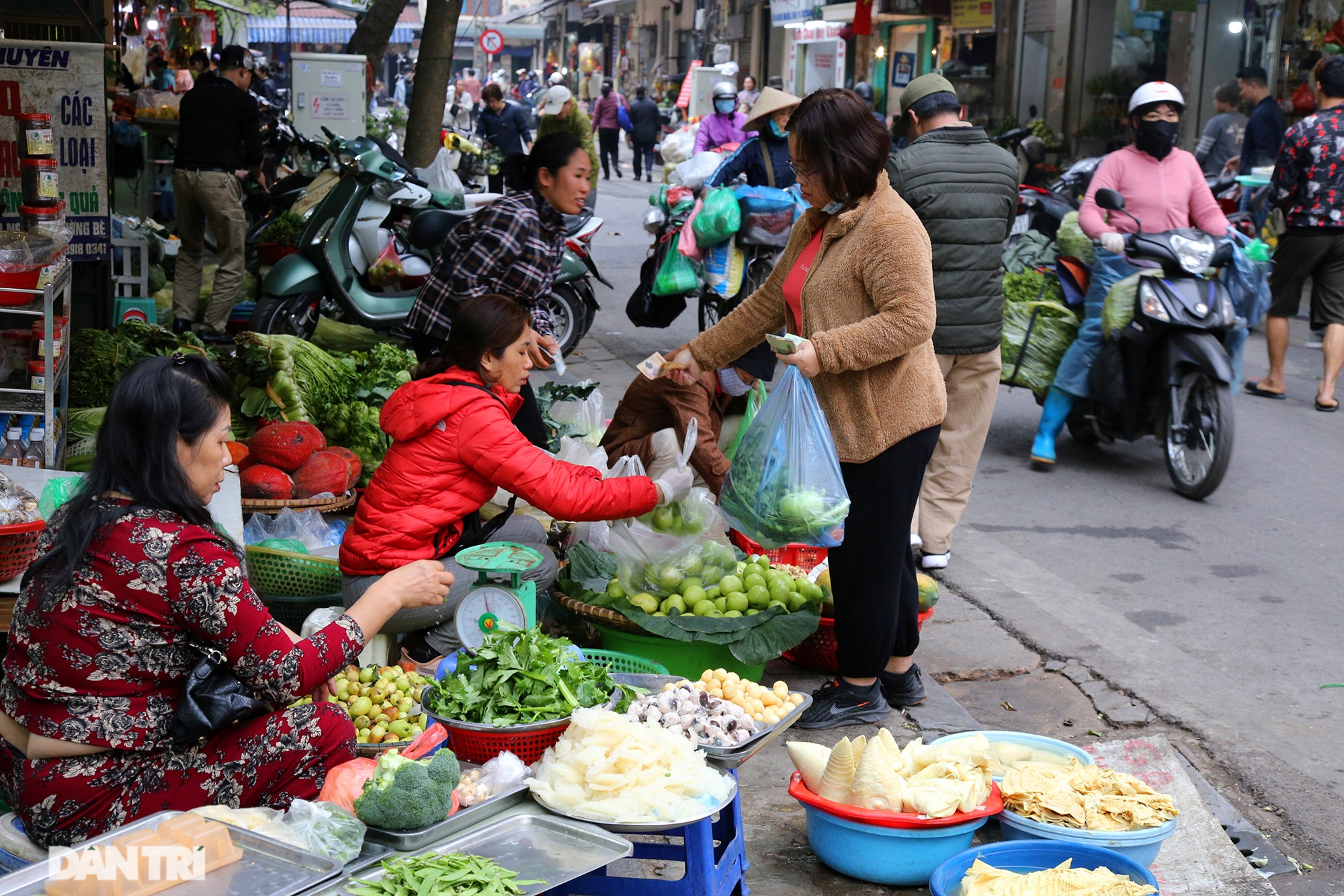 Chợ phố cổ sôi động trong ngày rằm cuối cùng năm Canh Tý - 11